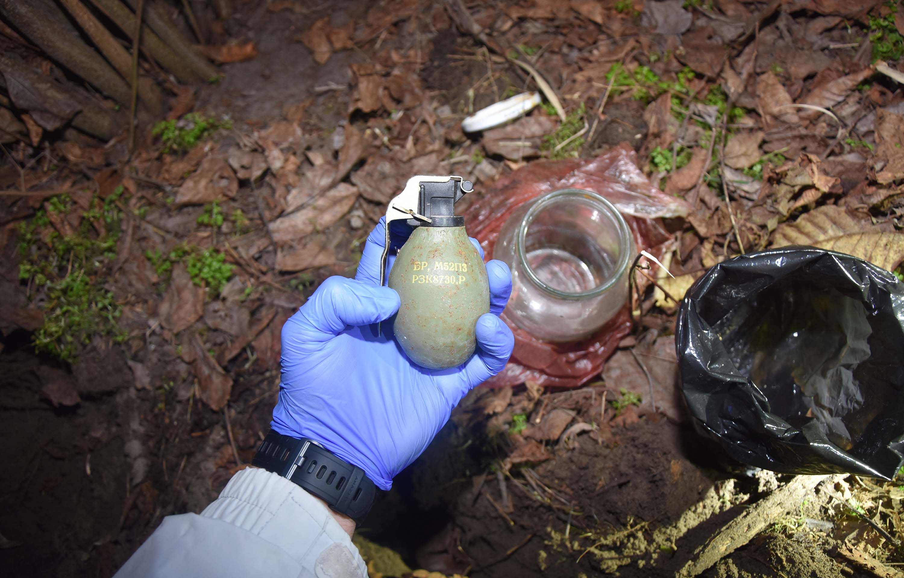 Pronađeni kokain i ručna bomba