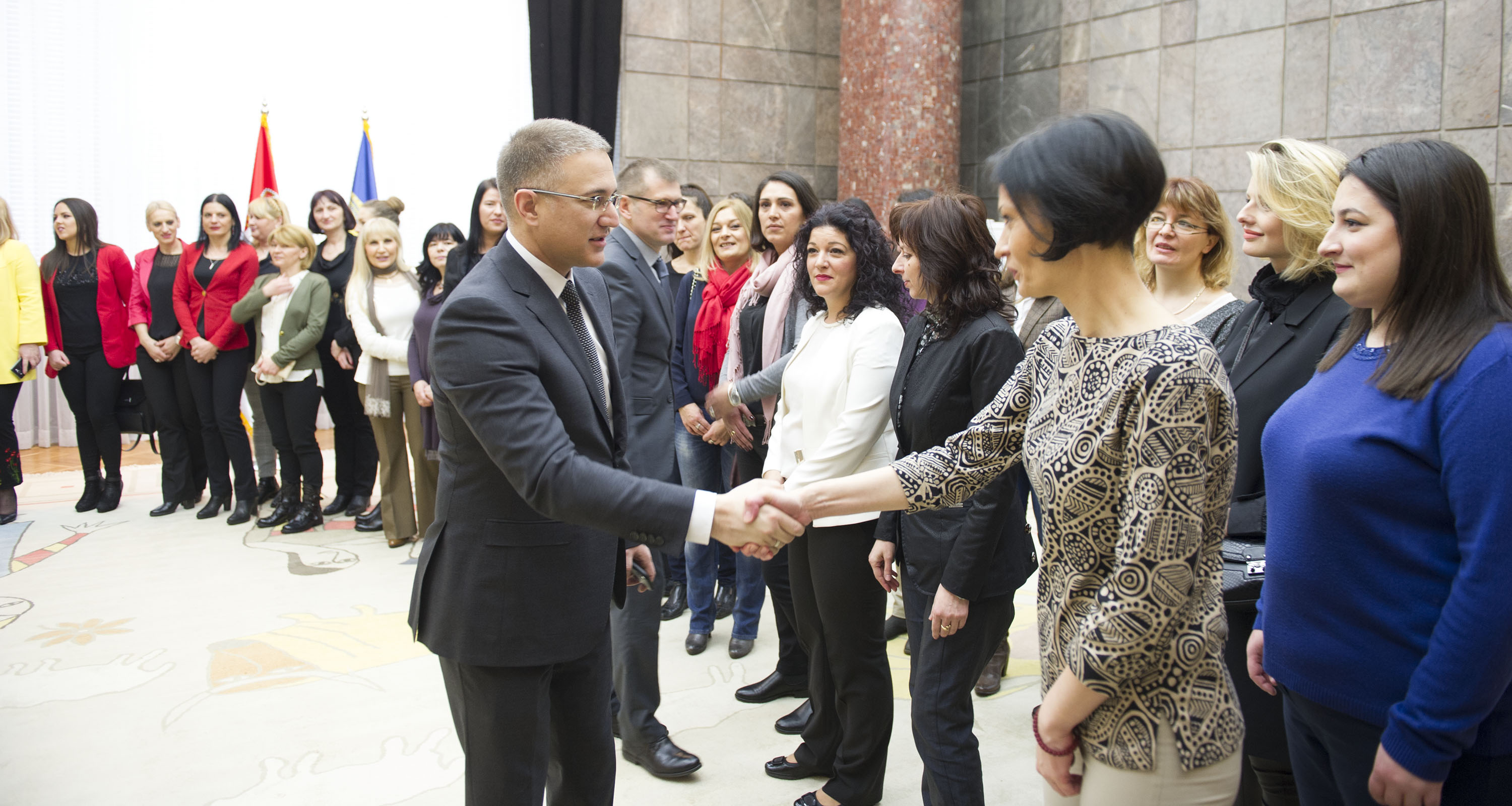 Министар Стефановић честитао празник свим дамама у Србији