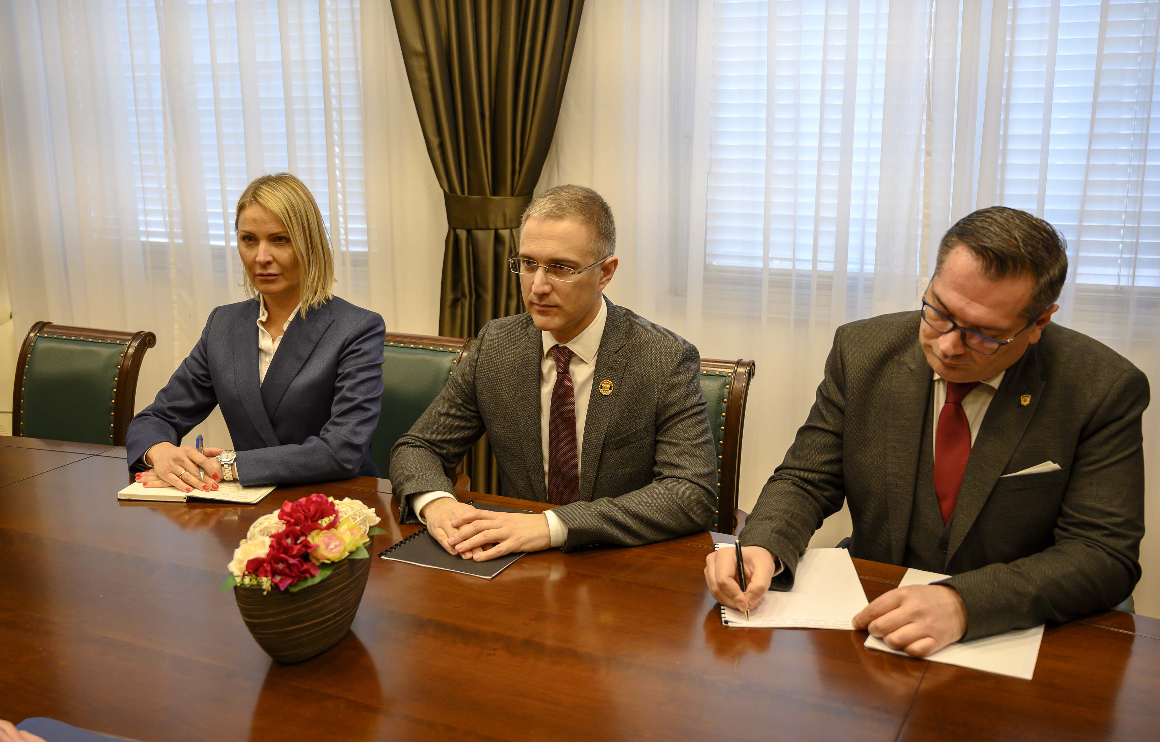 Ministar Stefanović  se sastao  sa ambasadorom Godfrijem
