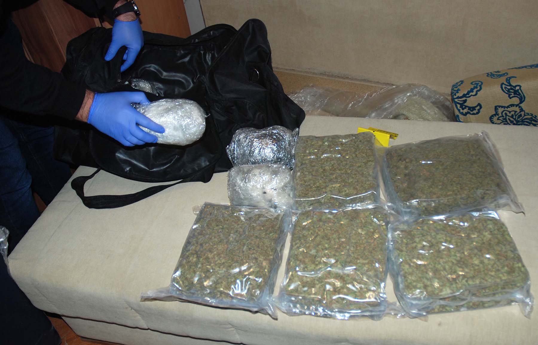 Zaplenjeno više od 3 kilograma marihuane i manja količina kokaina, uhapšen osumnjičeni