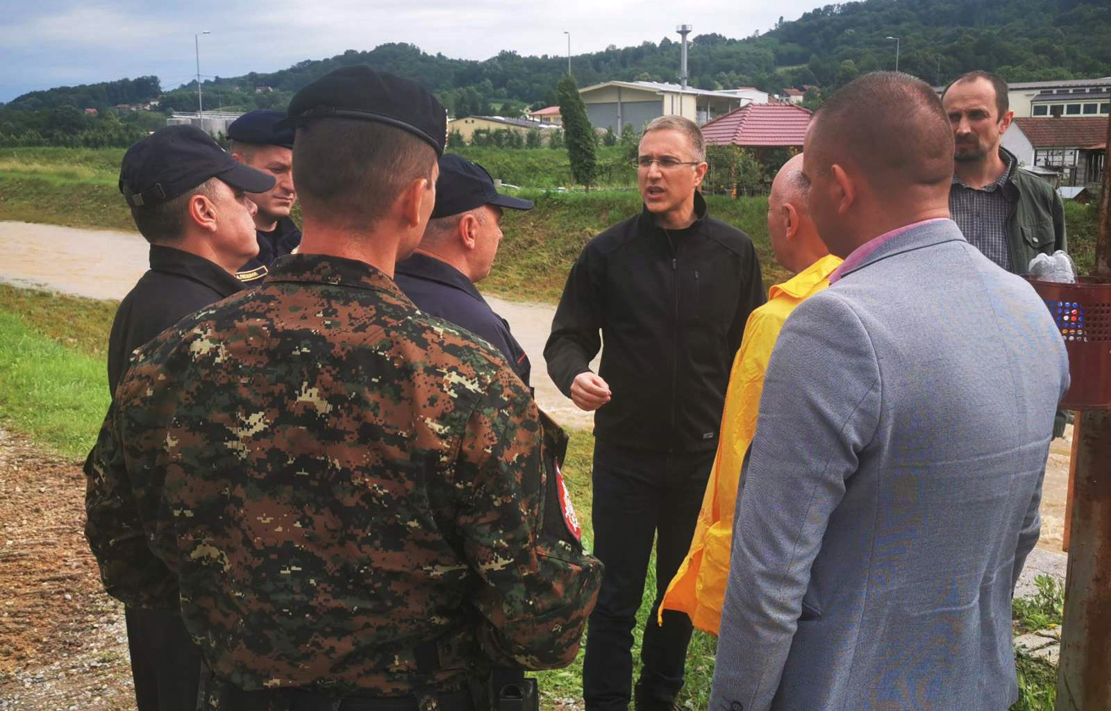 Stefanović obišao pripadnike MUP-a koji u Osečini pomažu građanima čije su kuće ugrožene poplavom