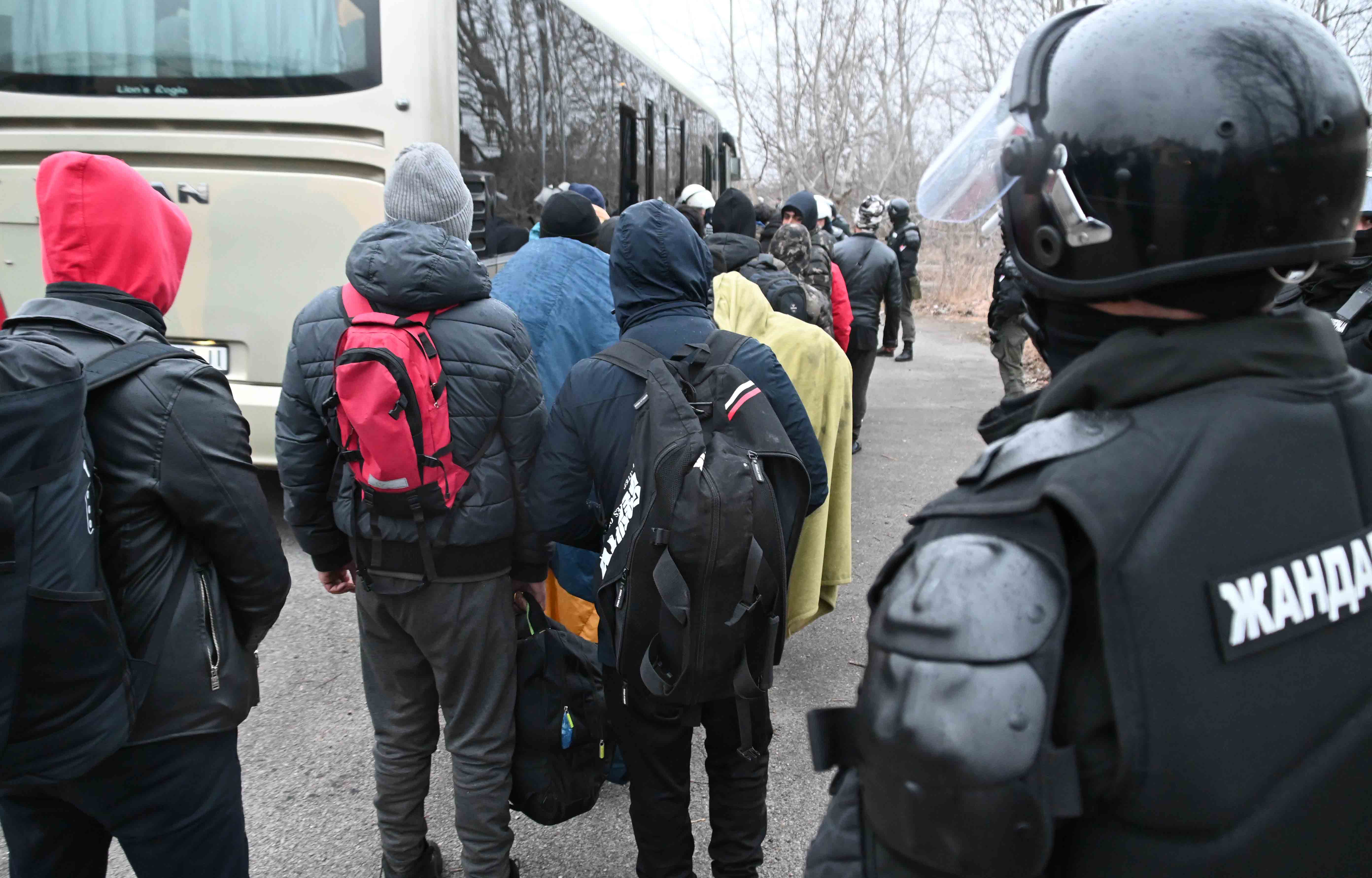 Илегални мигранти превезени у прихватни центар