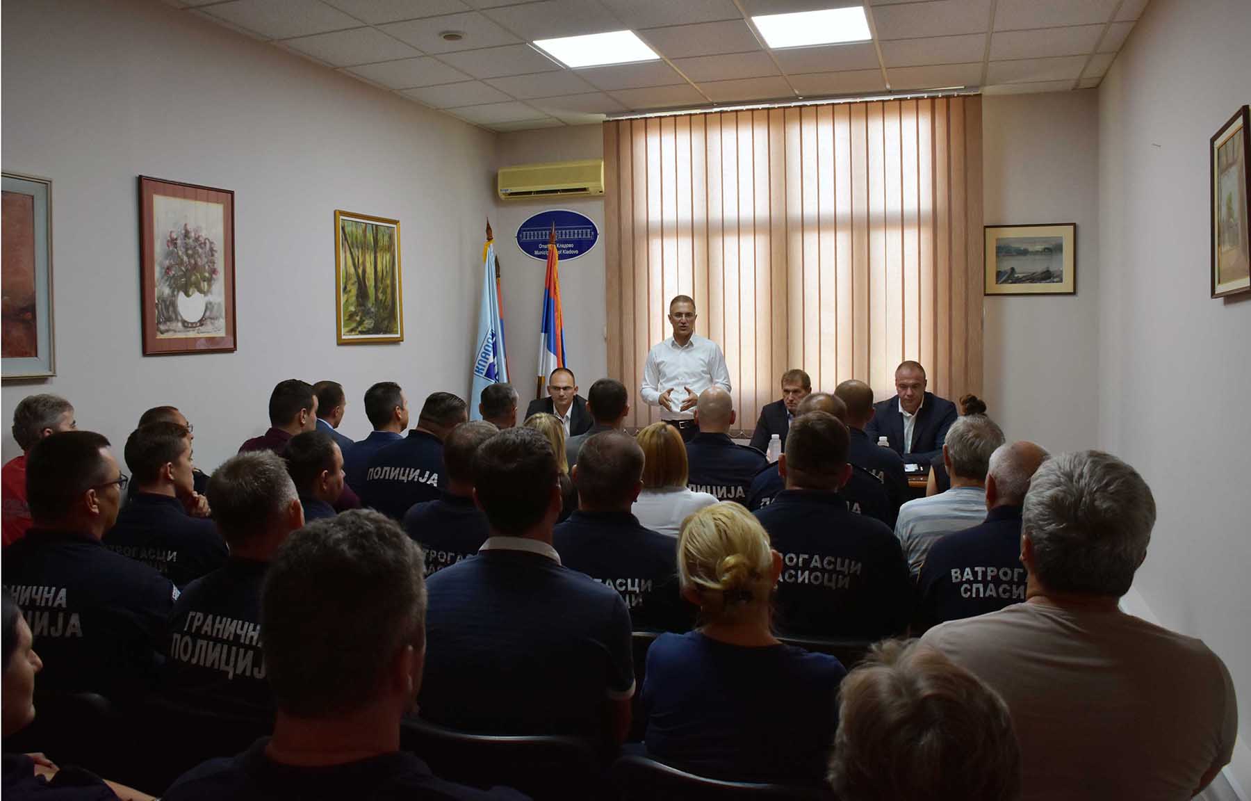 Stefanović: Policijska stanica Kladovo će u narednom periodu podmladiti kadar decom iz Kladova i okoline