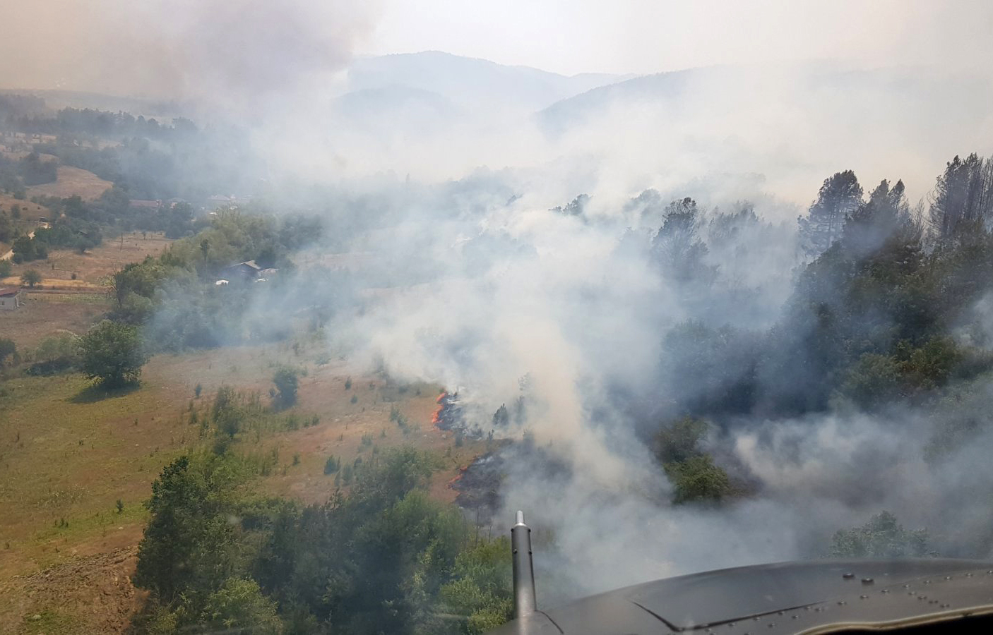 Припадници Хеликоптерске јединице настављају са гашењем пожара и пружању помоћи угроженом становништву Северне Македоније