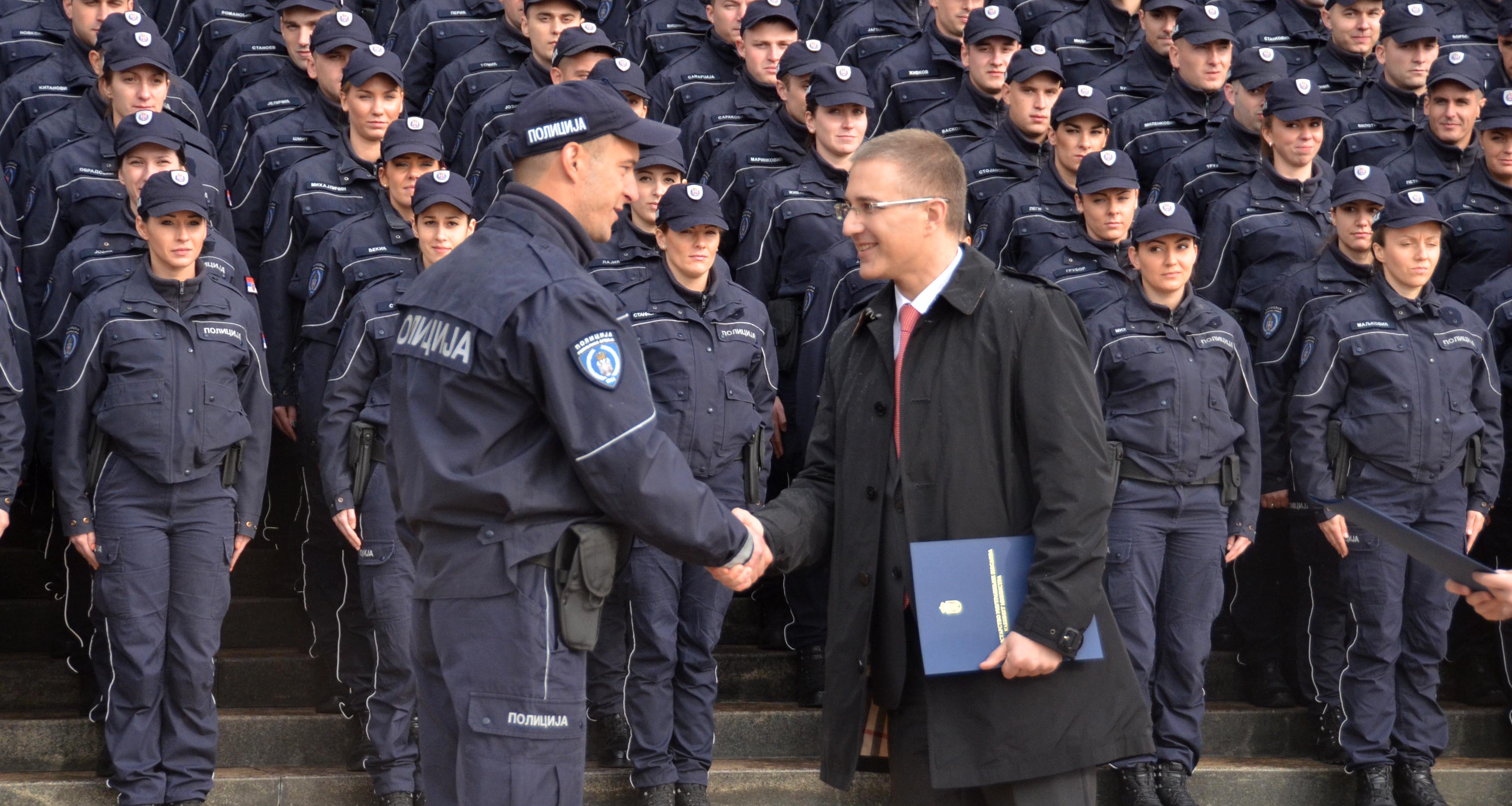 Министар Стефановић уручио решења о пријему у радни однос у Министарство полазницима ЦОПО и дипломираним студентима КПА
