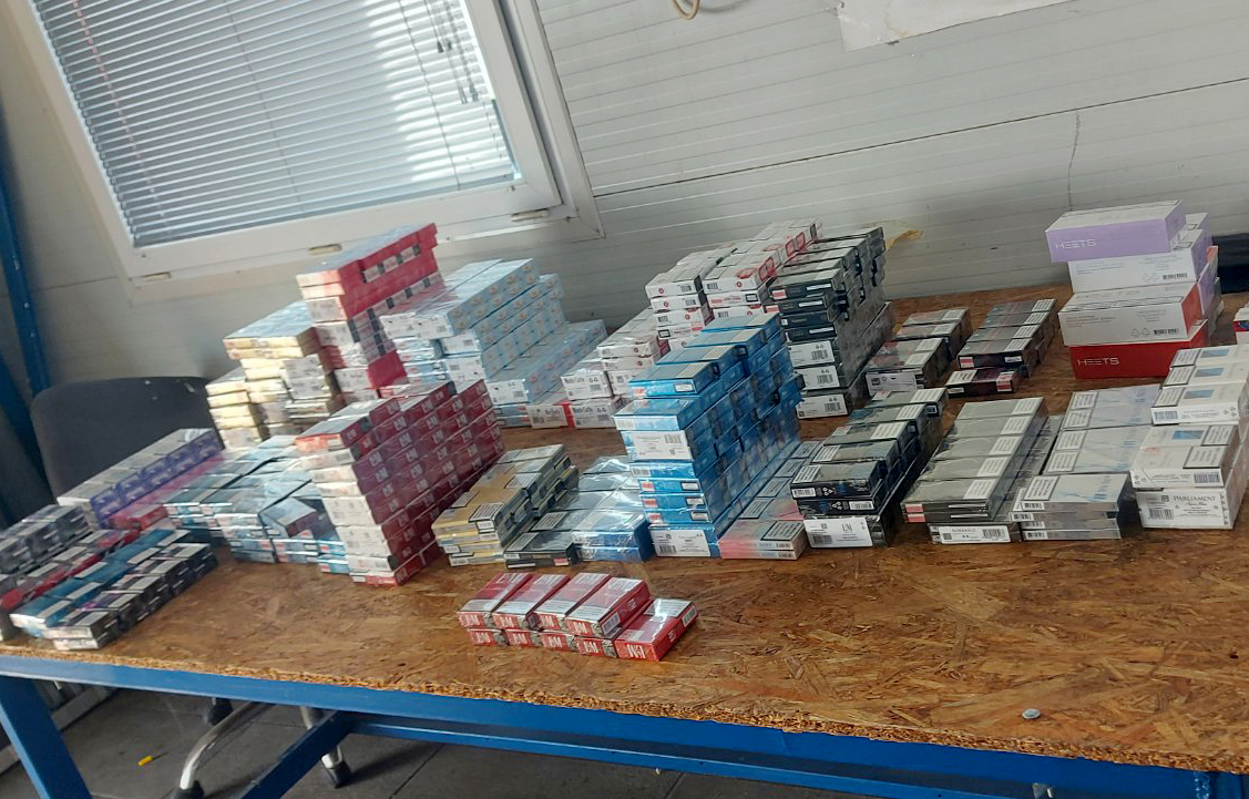 У скривеним деловима возила пронађено 6.827 непријављених паклица цигарета