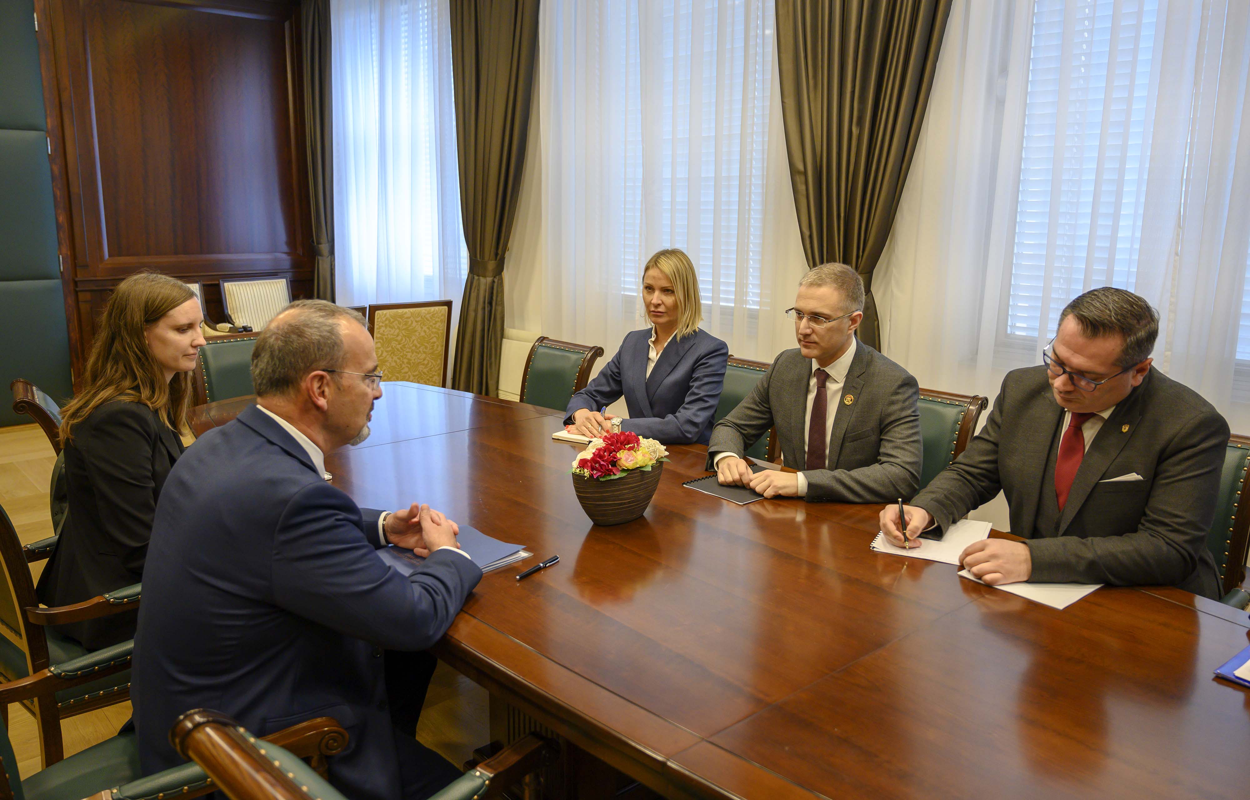 Ministar Stefanović  se sastao  sa ambasadorom Godfrijem