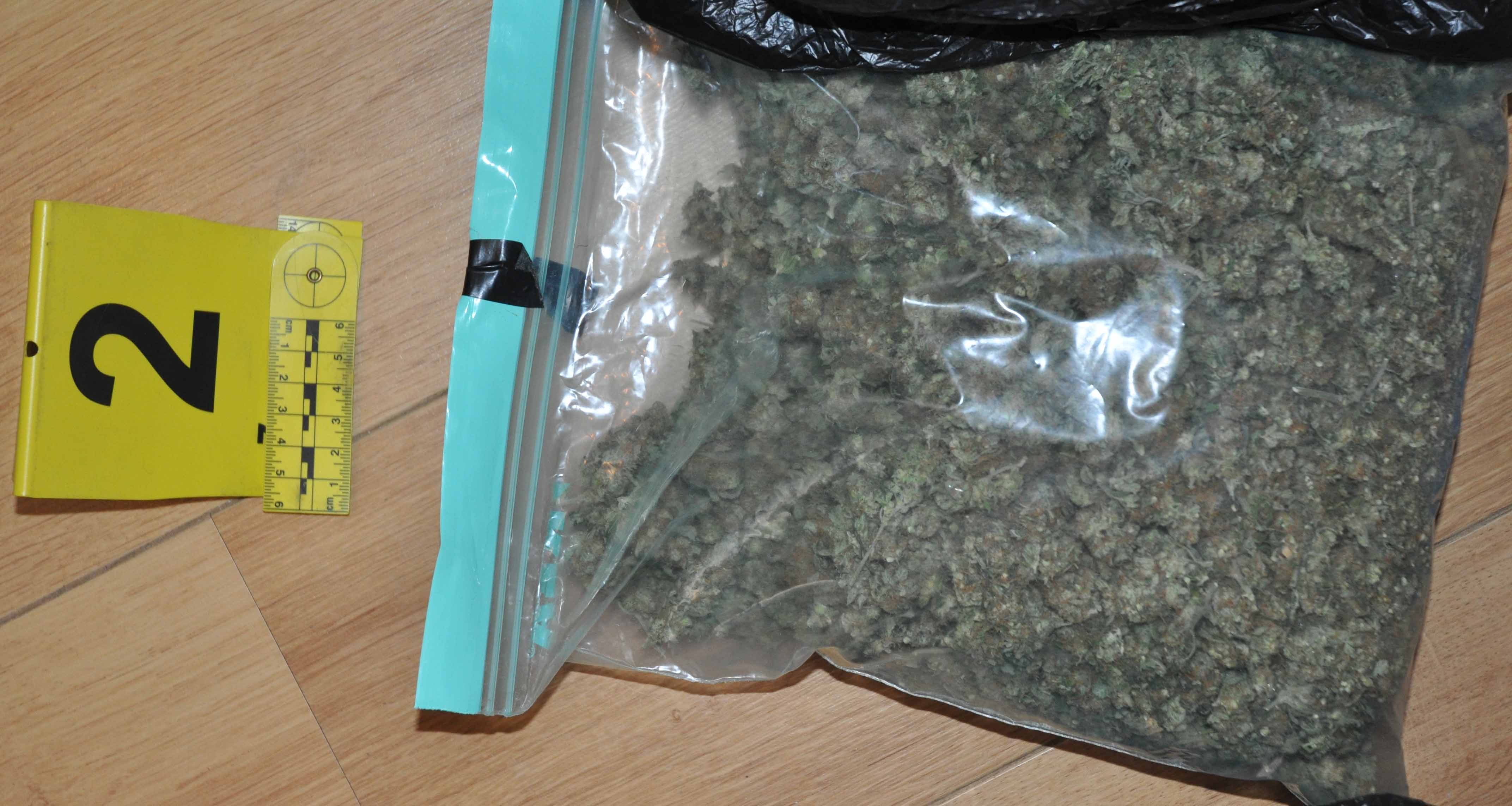 Полиција у стану ухапшеног пронашла 1,6 кг марихуане, око 40 грама кокаина, мању количину амфетамина и пиштољ