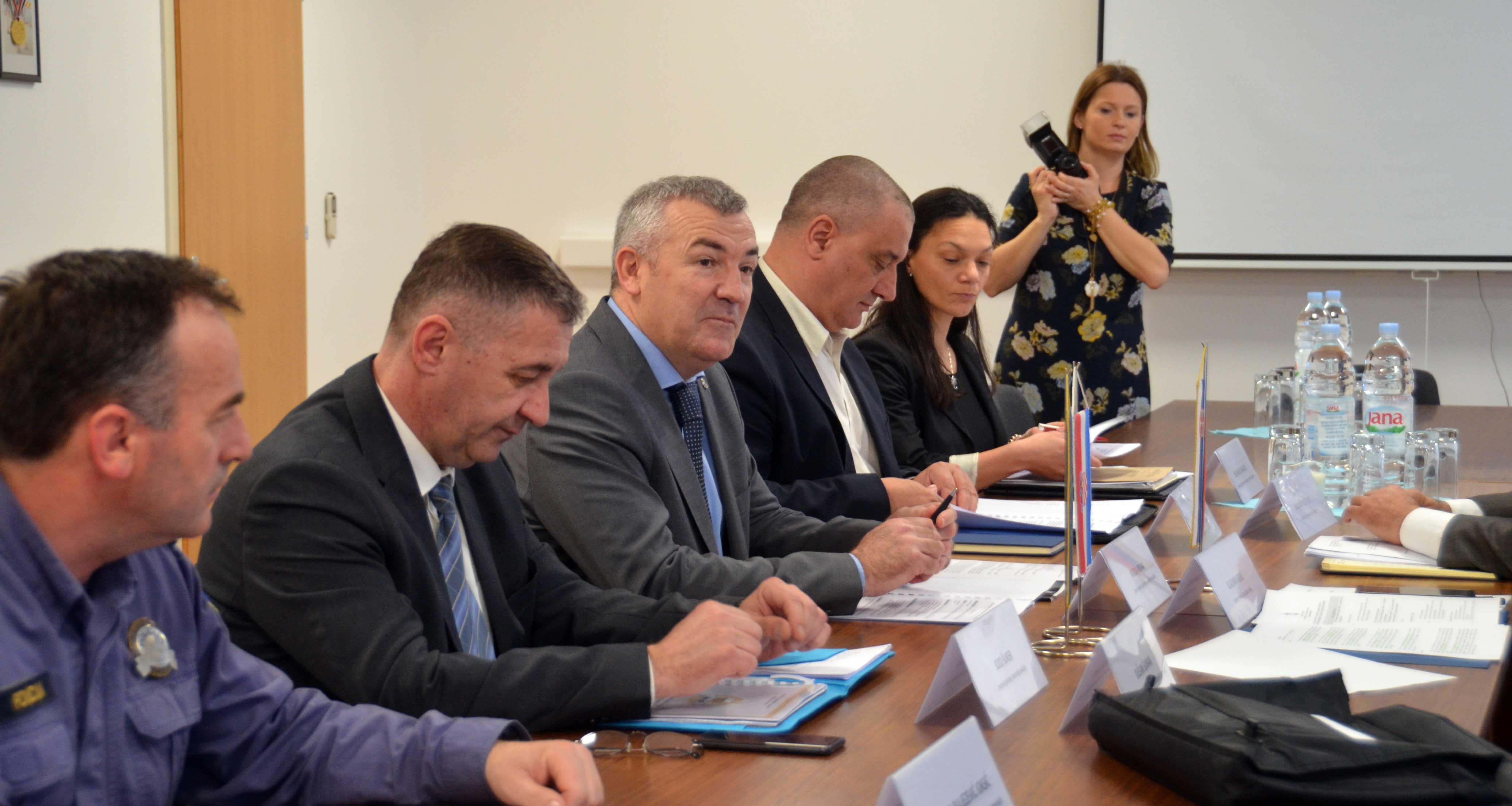 Директори полиција Србије и Хрватске разговарали о успостављању заједничких мешовитих патрола на граници