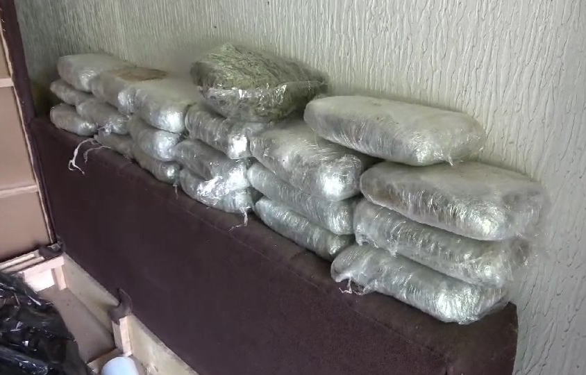 Pronađeno više od 20 kilograma marihuane, vagica sa tragovima opojne droge i oko 20.000 evra