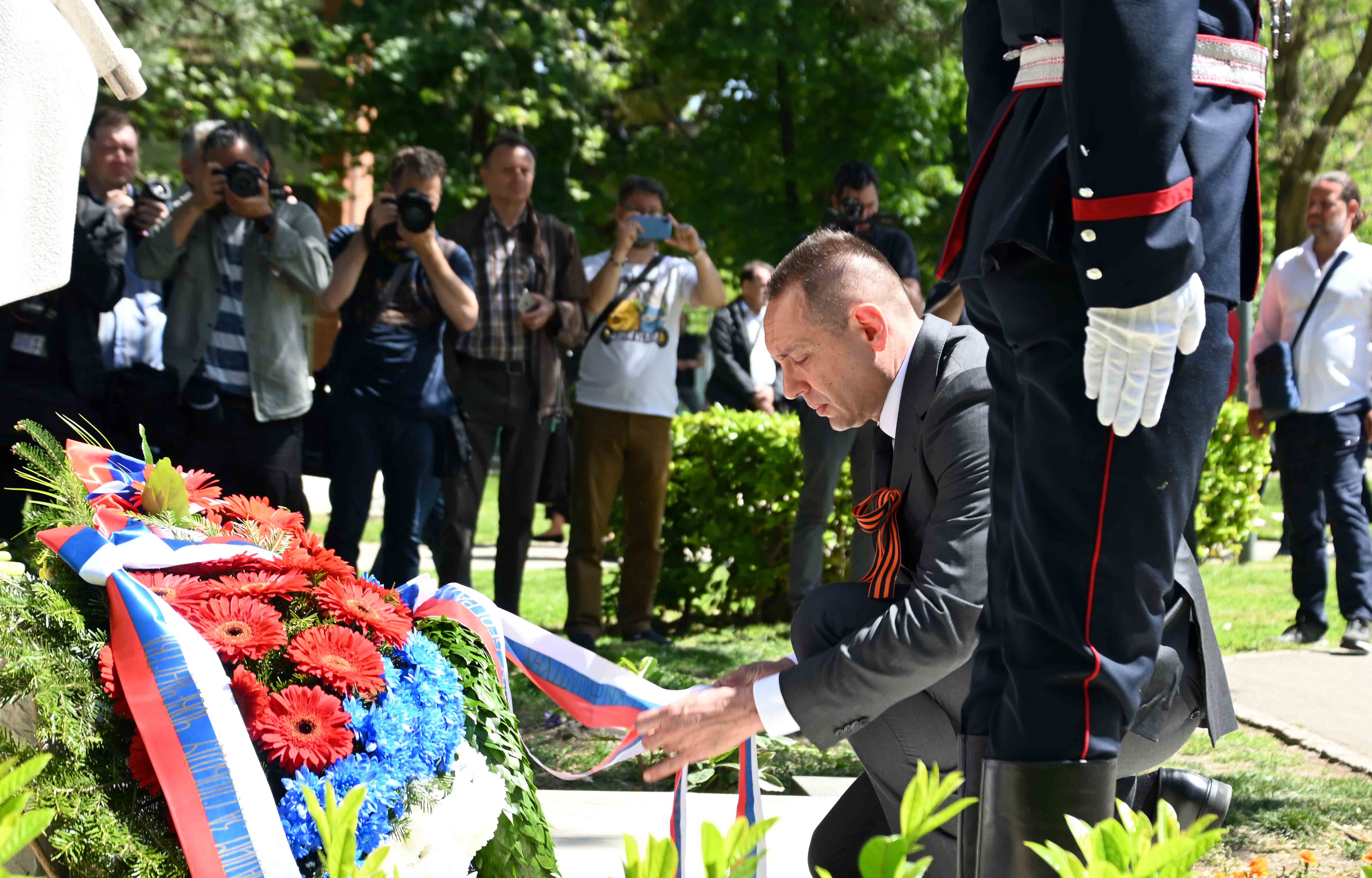 Ministar Vulin položio je vence na spomenik Crvenoarmejcu i na spomenik „Večnoj vatri“ na Groblјu oslobodilaca Beograda