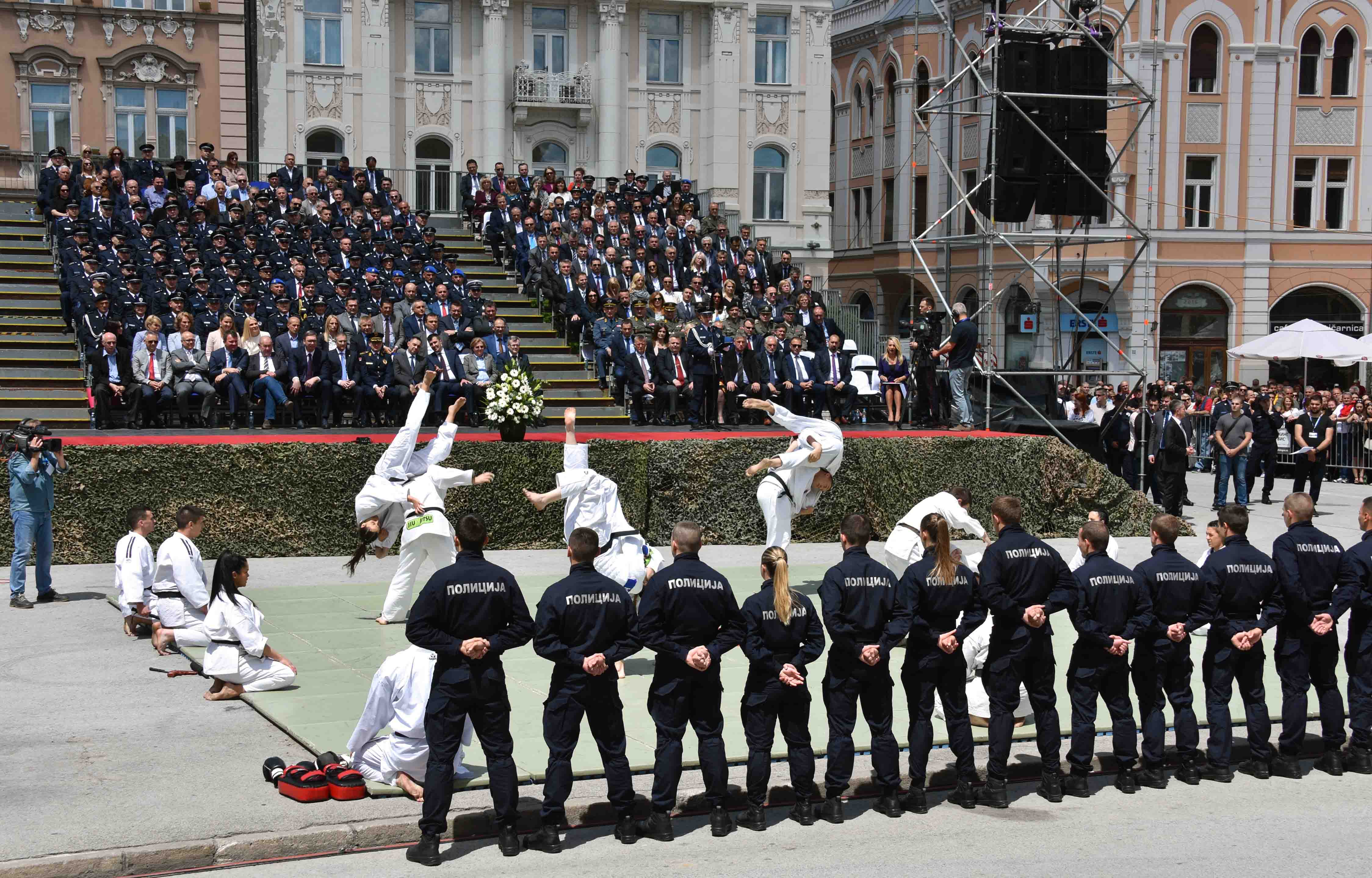 Održana Svečana promocija 711 novih policajaca i vatrogasaca, diplomiranih studenata KPU u Novom Sadu