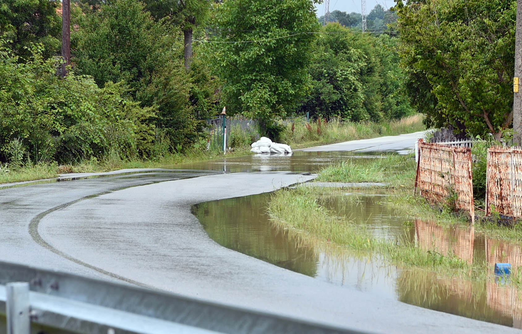 Ministar unutrašnjih poslova Bratislav Gašić obišao poplavlјeno mesto Junkovac u opštini Lazarevac