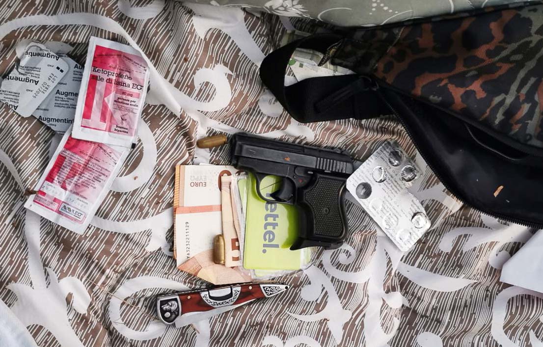Uhapšena četiri iregularna migranta i zaplenjeno pet komada vatrenog oružja