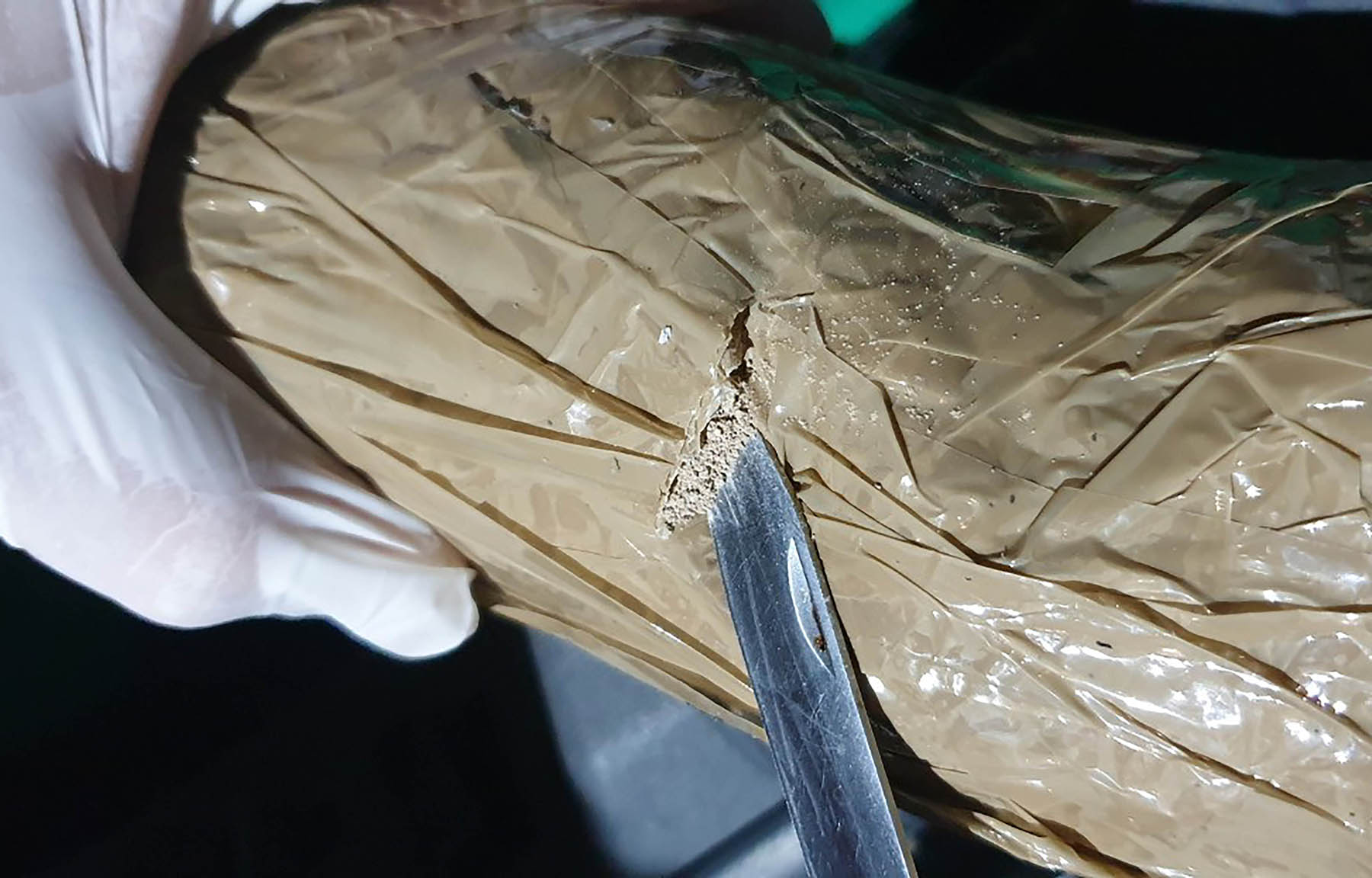 Пресечен ланац кријумчарења хероина, заплењено три килограма овог наркотика и ухапшене три особе