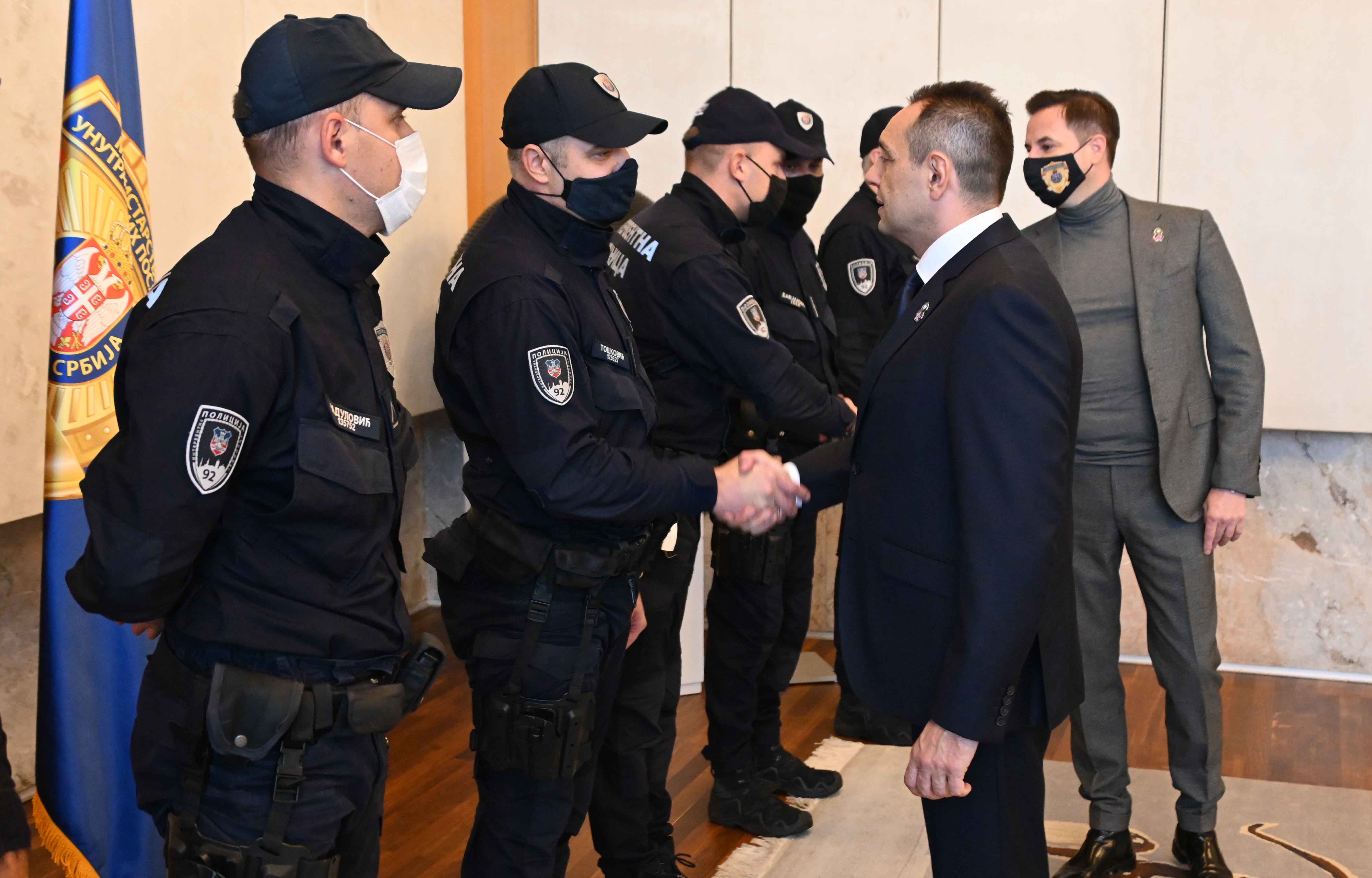 Министар Вулин: Свако ко се дрзне да нападне полицајца, наићи ће на адекватан одговор државе