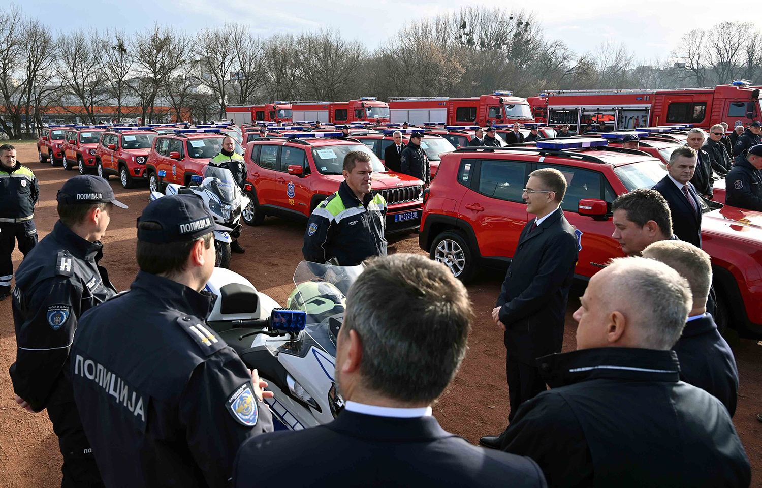 Stefanović i Radojičić prisustvovali primopredaji vozila Sektoru za vanredne situacije i motocikala Upravi saobraćajne policije