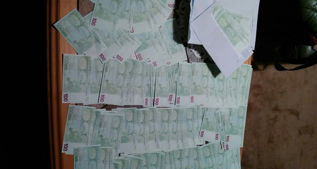Zaplenjeno osam pištolja i 20.700 evra falsifikovanog novca, uhapšene dve osobe