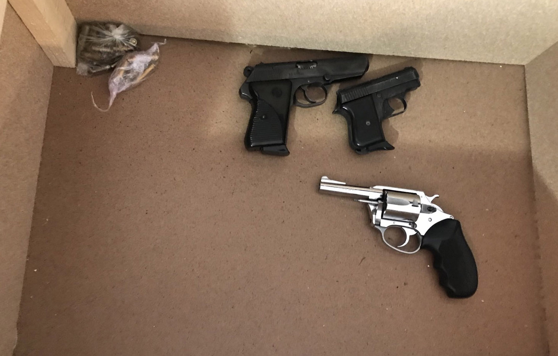 Uhapšene dve osobe i zaplenjeni spid, ekstazi, kofein, pištolji, automatska puška i municija različitog kalibra