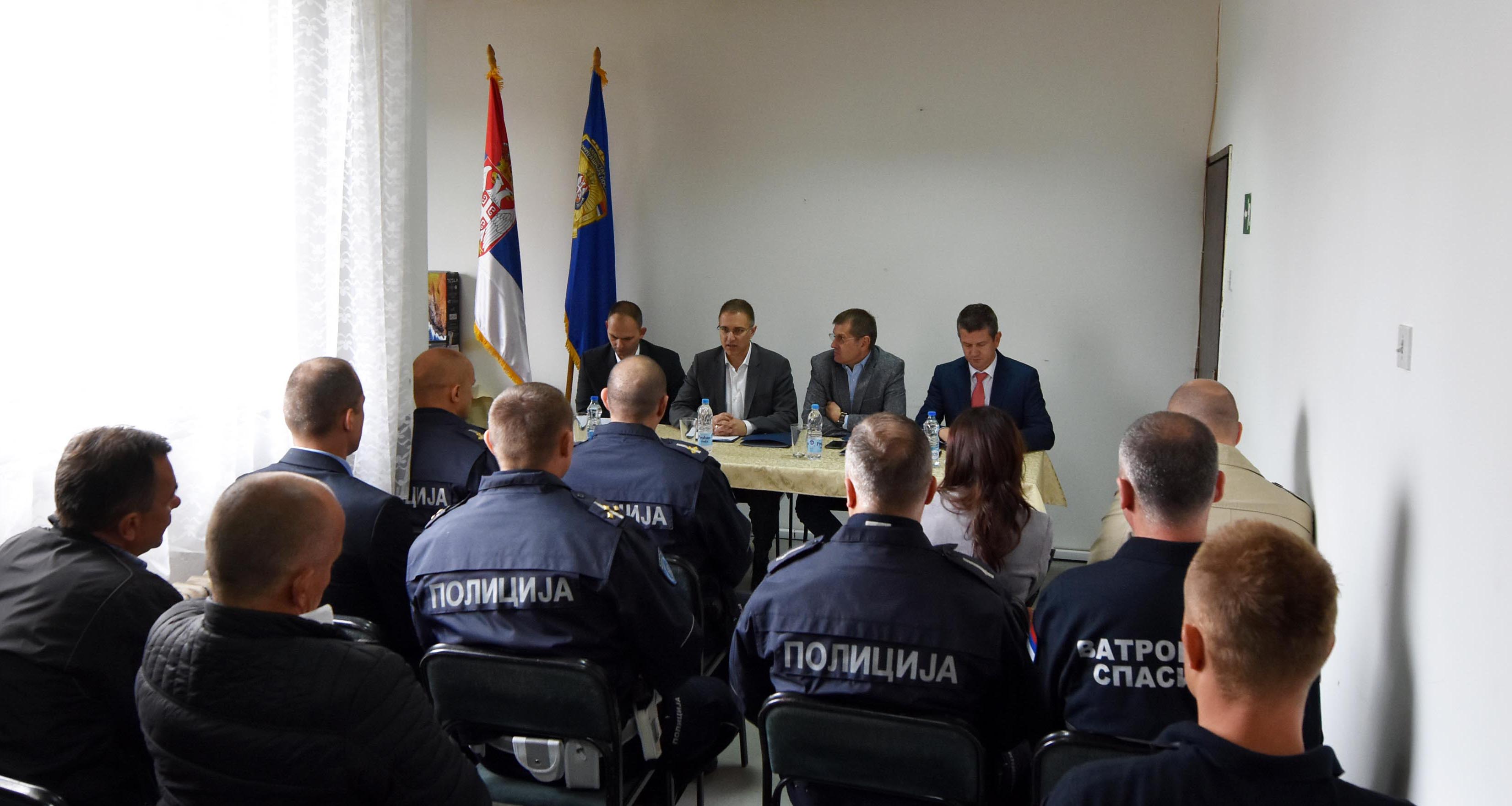 Министар Стефановић обишао Полицијску станицу у Коцељеви