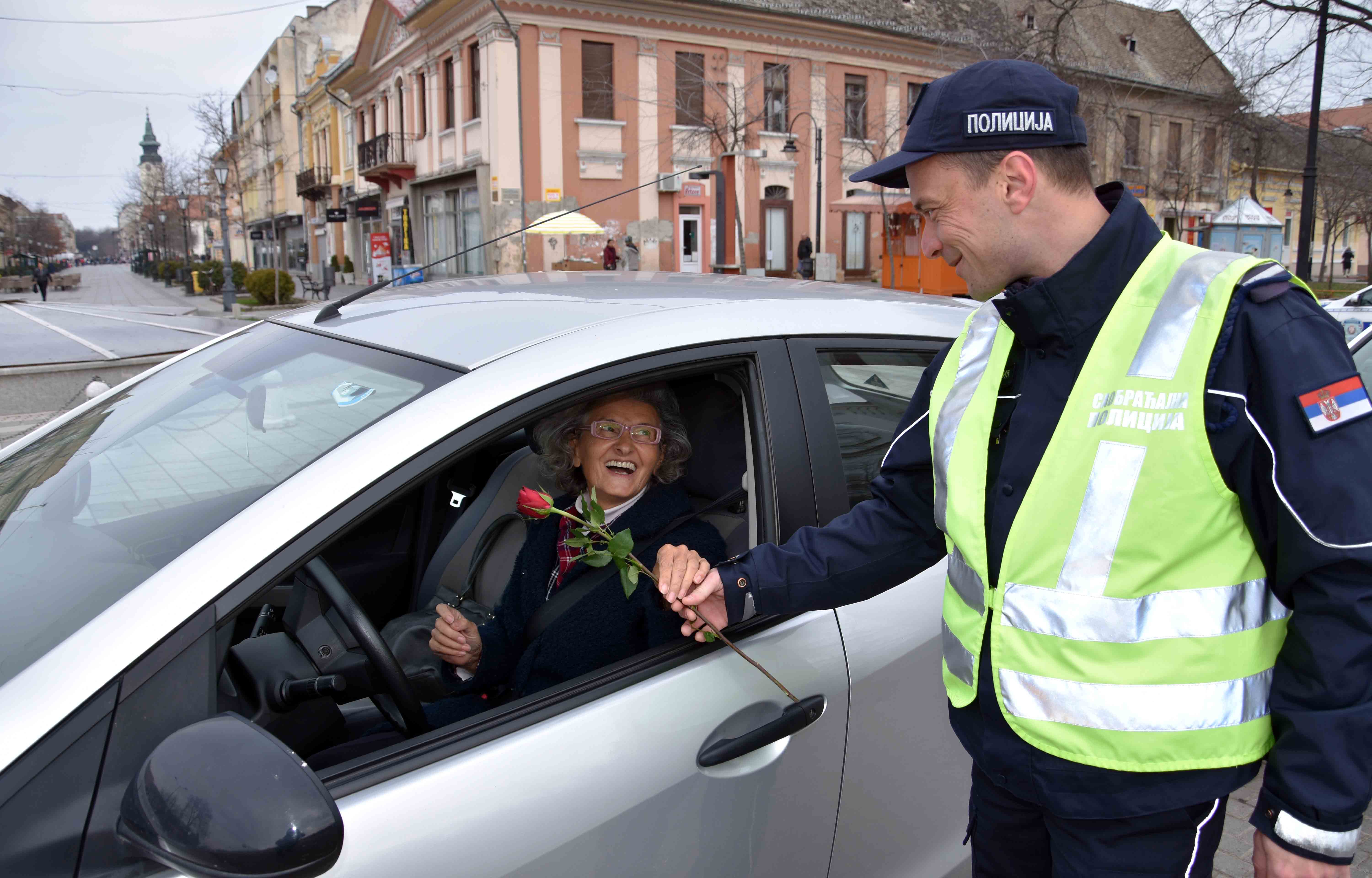 Уз осмех и руже, саобраћајни полицајци дамама честитали Дан жена – 8. март