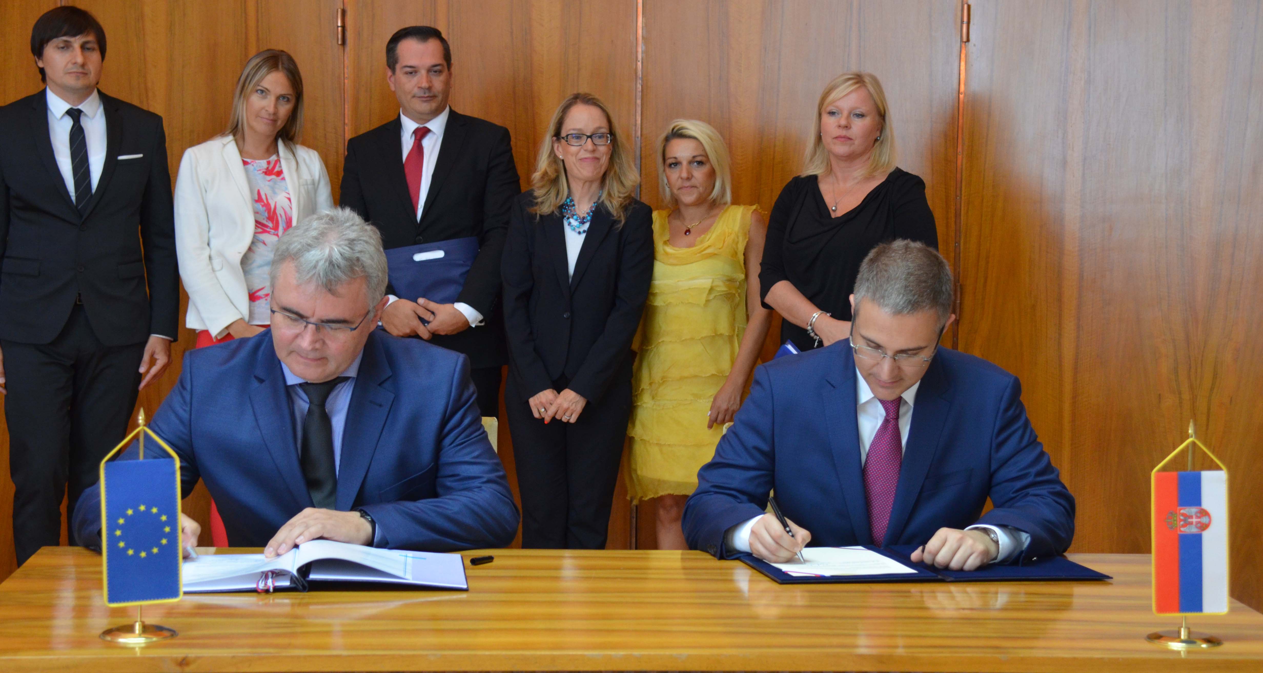 Стефановић и Шредер потписали радни аранжман који ће припадницима МУП-а омогућити различите обуке у оквиру ЦЕПОЛ-а