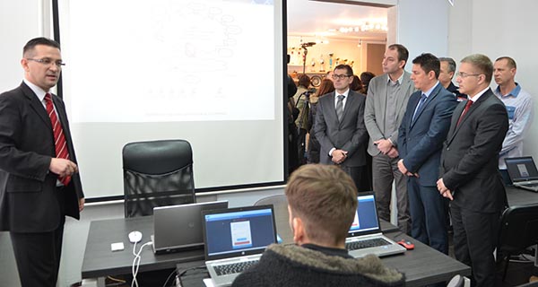 Министар Стефановић присуствовао презентацији новог начина полагања возачких испита