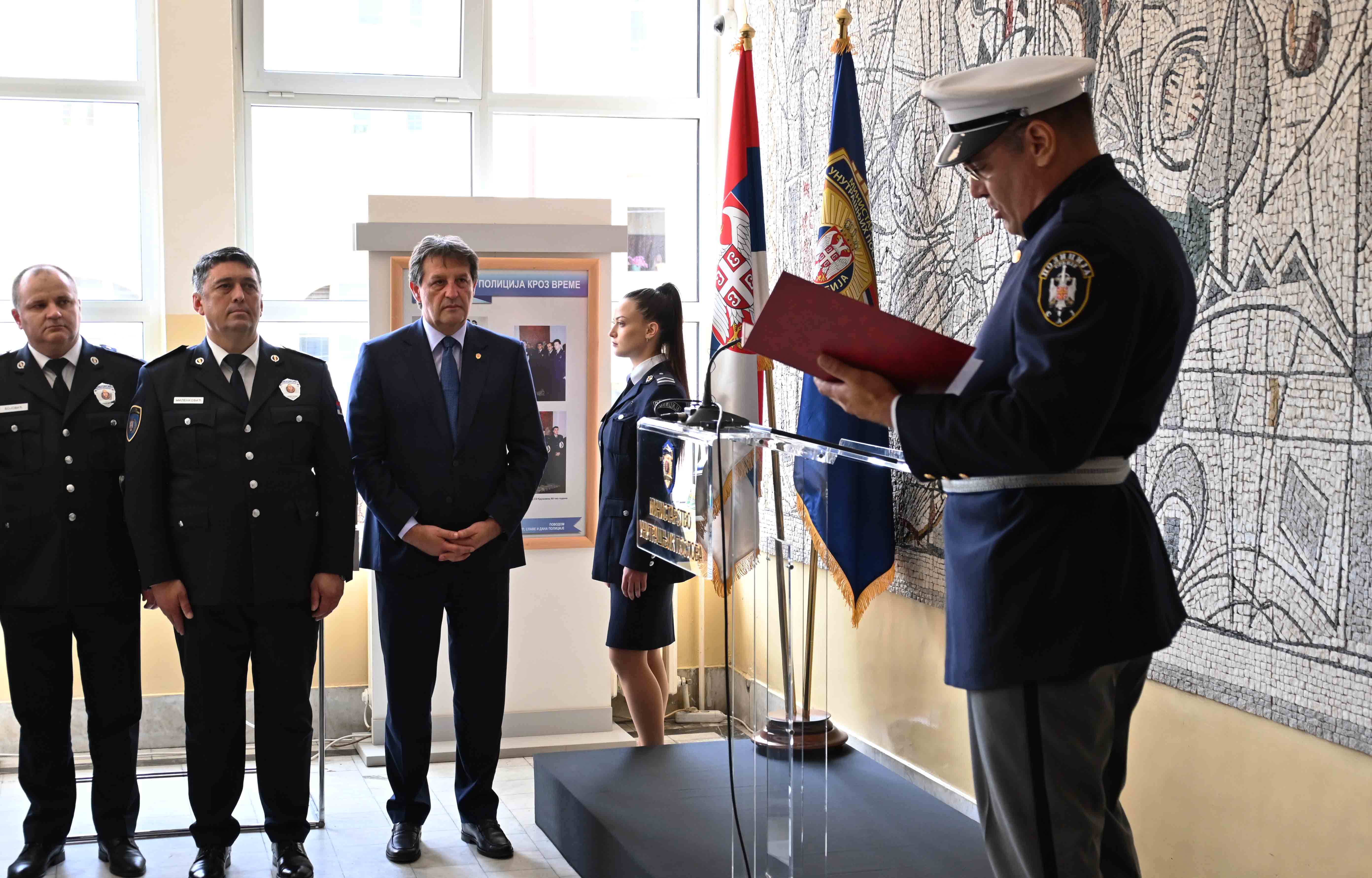 Ministar Bratislav Gašić otvorio u sedištu Policijske uprave u Kruševcu izložbu pod nazivom „Policija kroz vreme“