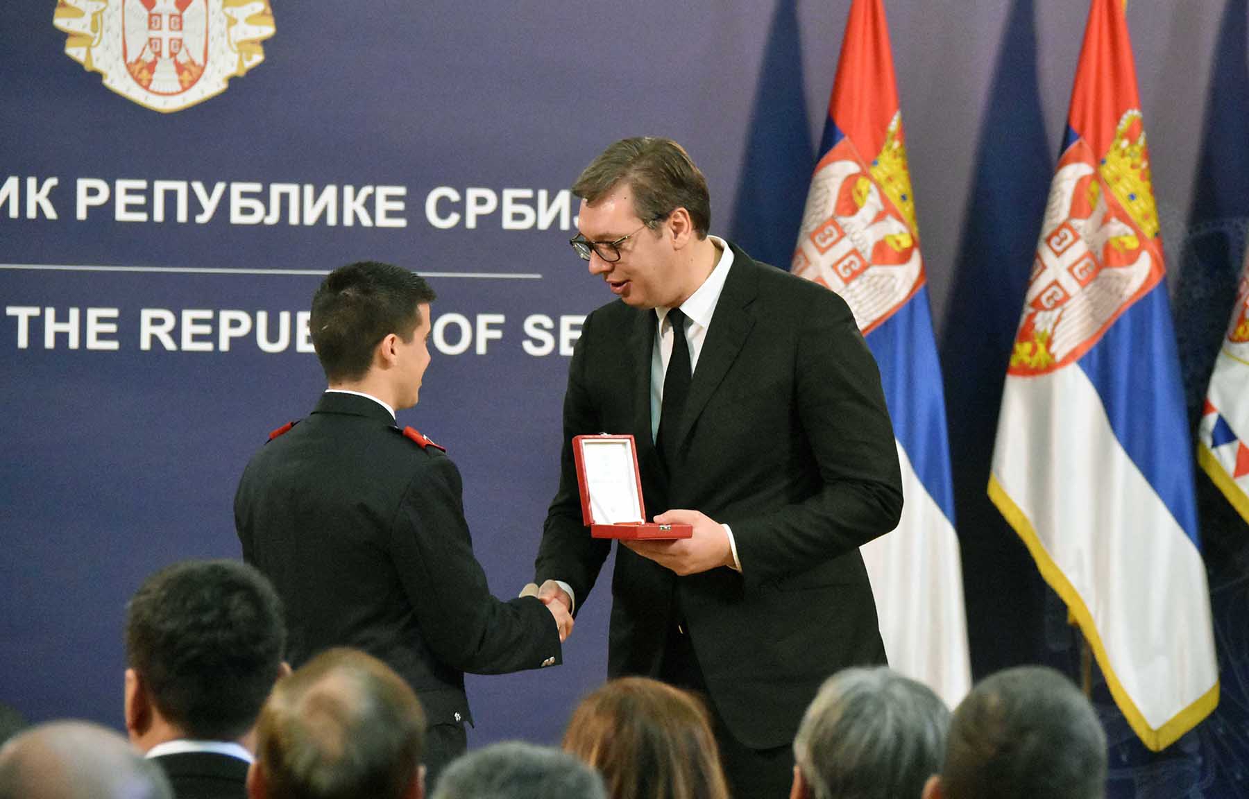 Predsednik Republike povodom Dana državnosti odlikovao dva pripadnika Ministarstva unutrašnjih poslova