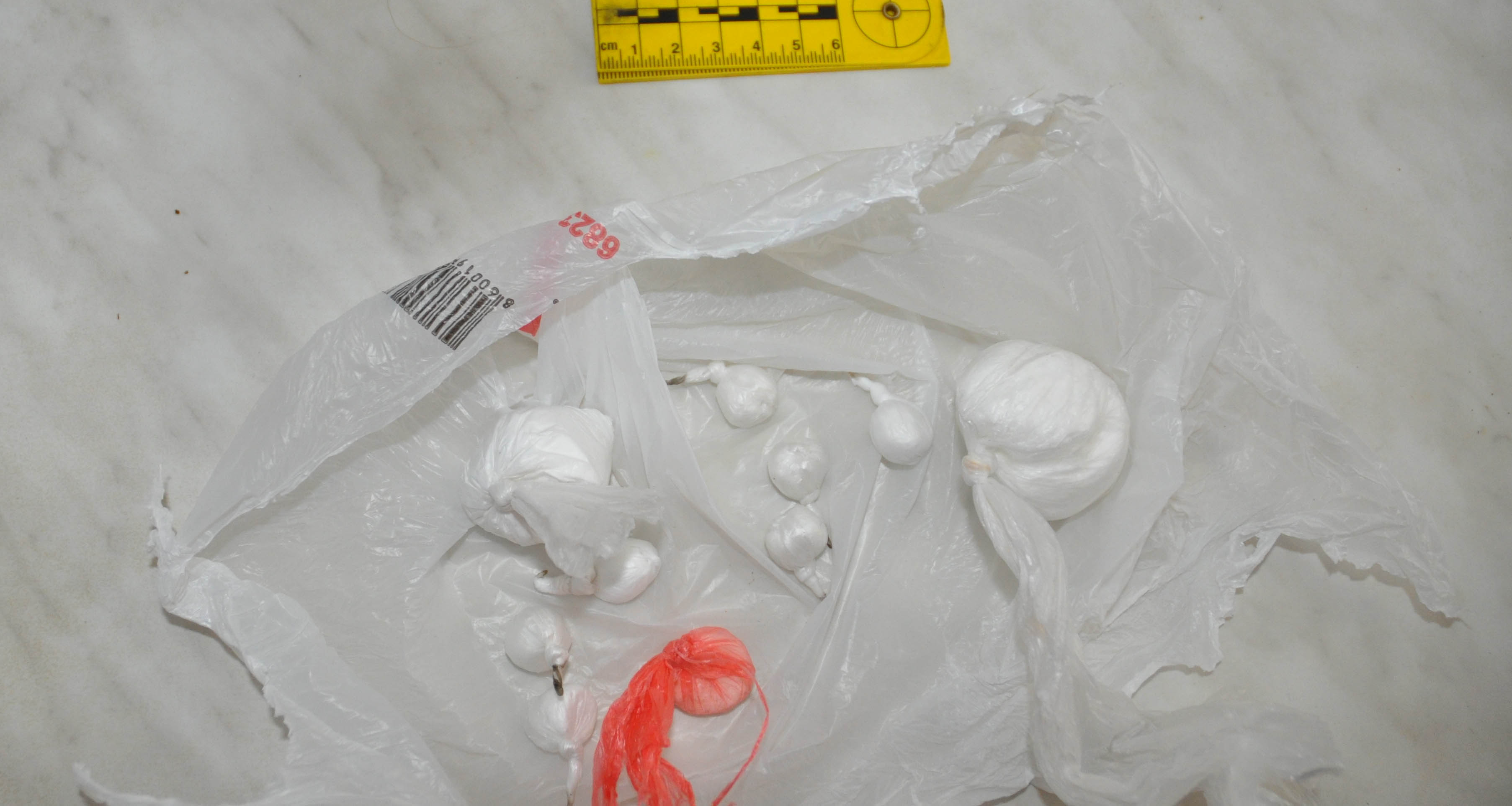 Полиција у стану ухапшеног пронашла 1,6 кг марихуане, око 40 грама кокаина, мању количину амфетамина и пиштољ