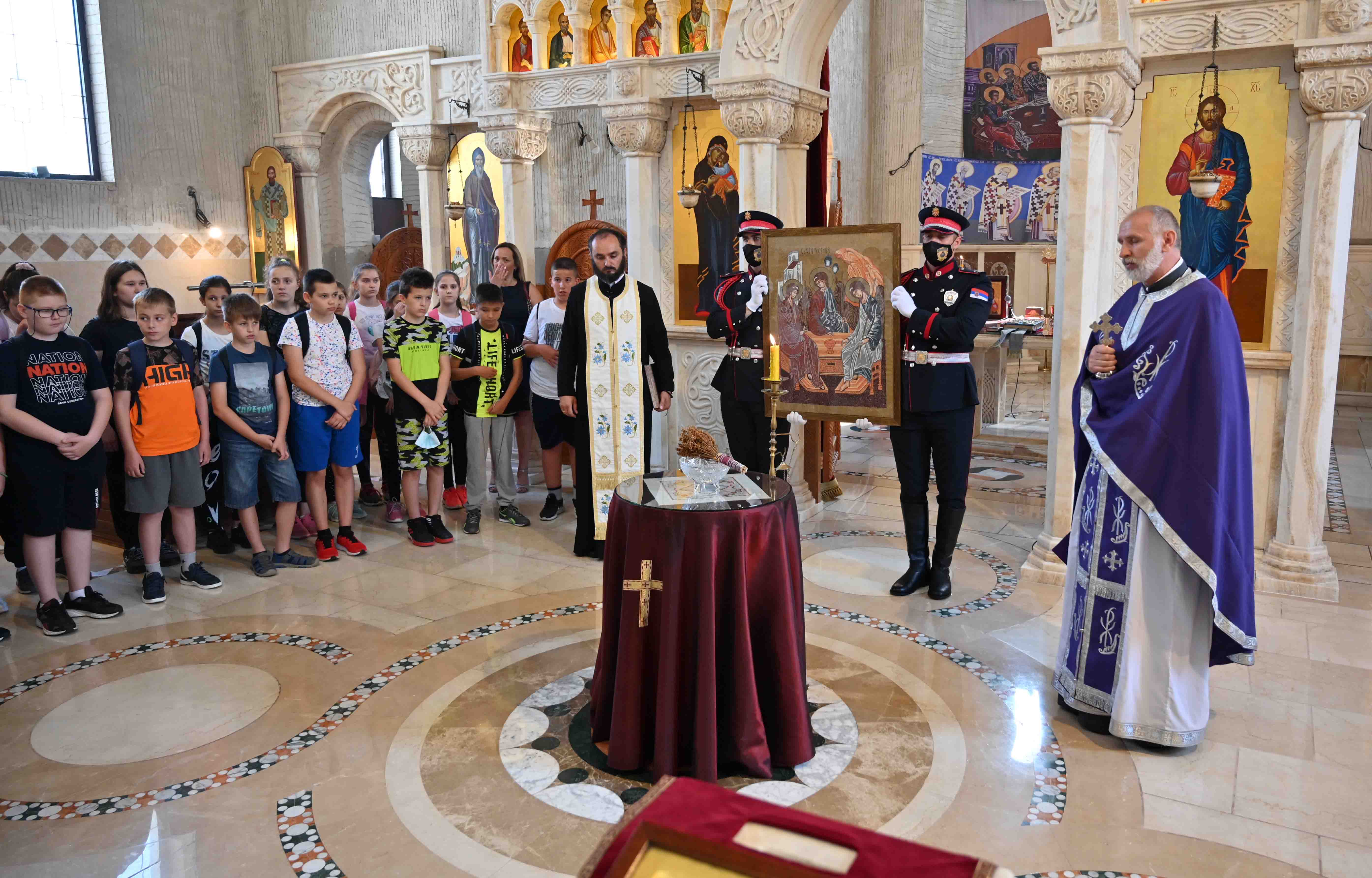  Ученици Основне школе из Руме поклонили министру Вулину икону Свете Тројице коју су сами израдили   