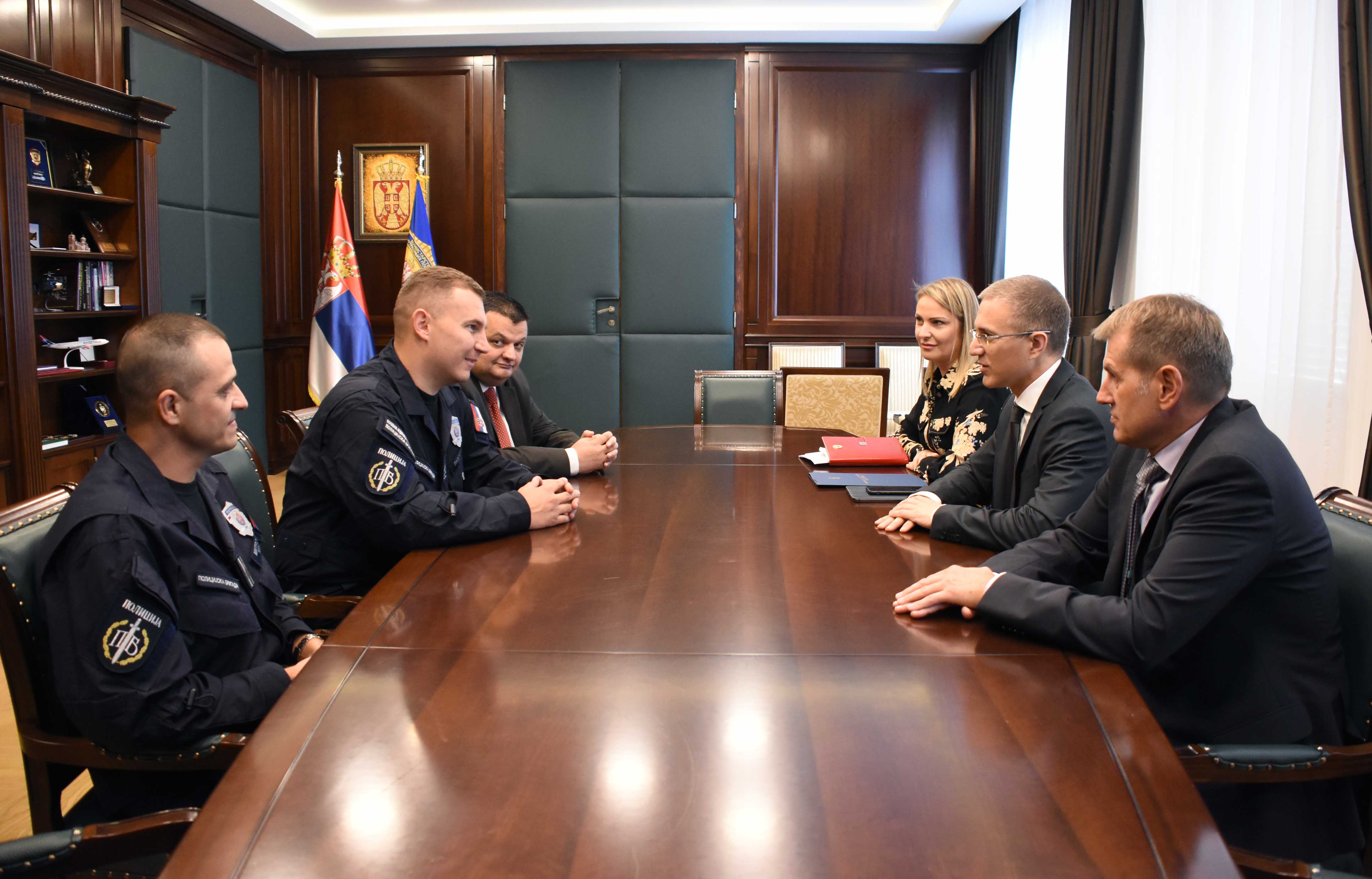 Ministar Stefanović nagradio pripadnika Policijske brigade