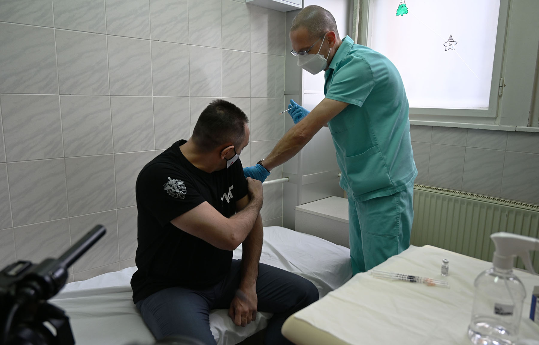 Министар Вулин примио вакцину Спутњик V