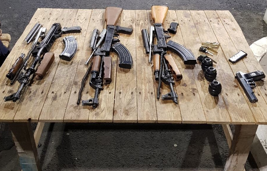 На ГП Батровци у „пежоу 307“пронађене аутоматске пушке, бомбе и пиштољ