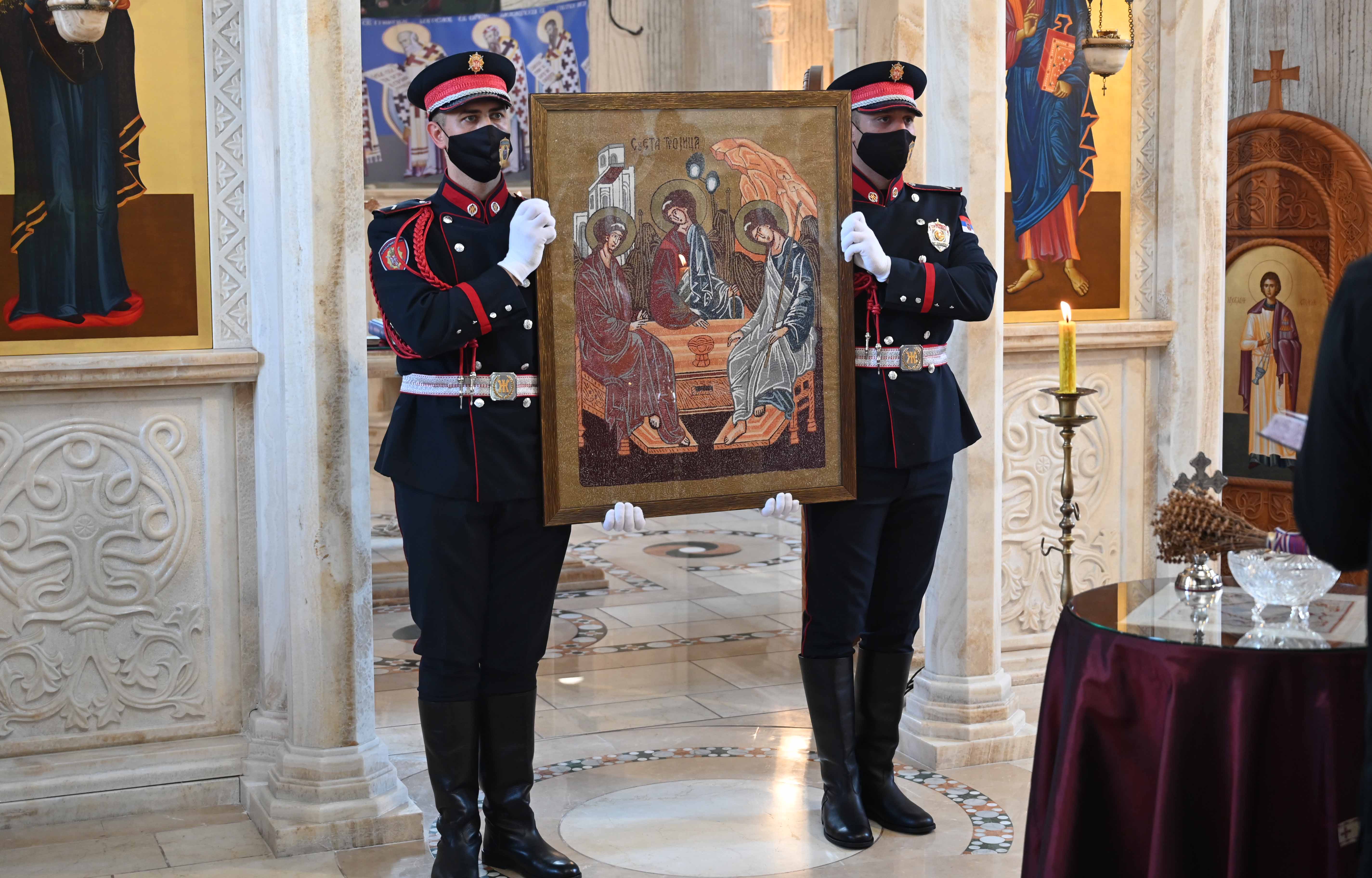  Ученици Основне школе из Руме поклонили министру Вулину икону Свете Тројице коју су сами израдили   