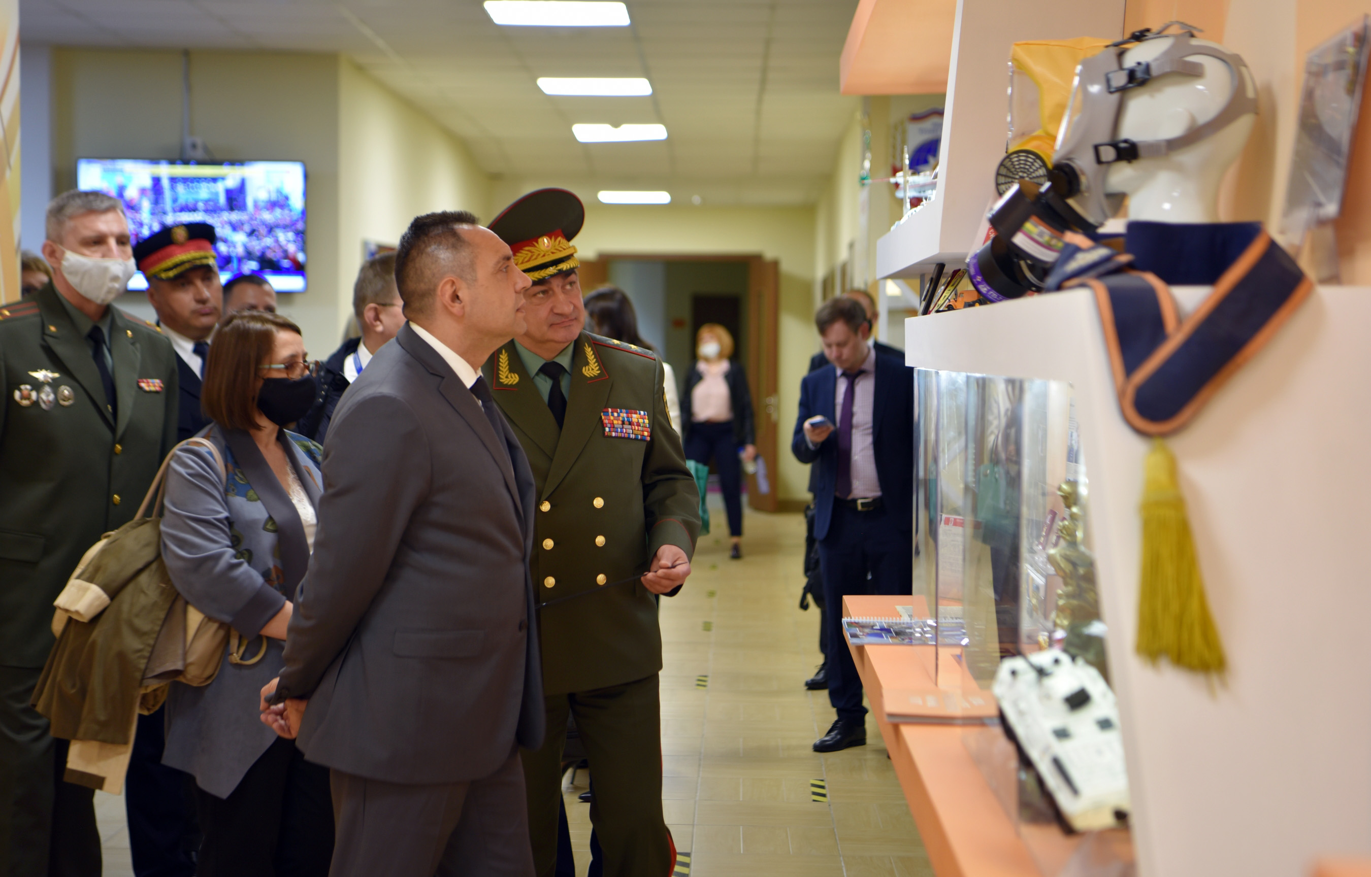 Министар Вулин обишао Академију за цивилну заштиту у Москви