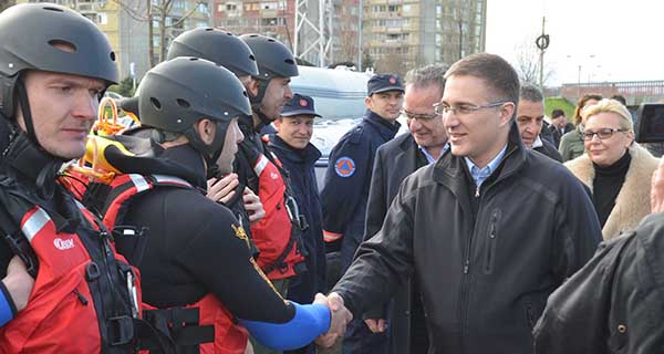 2016-03-12 - Stefanovic obisao pripadnike spasilackih timova u Nisu