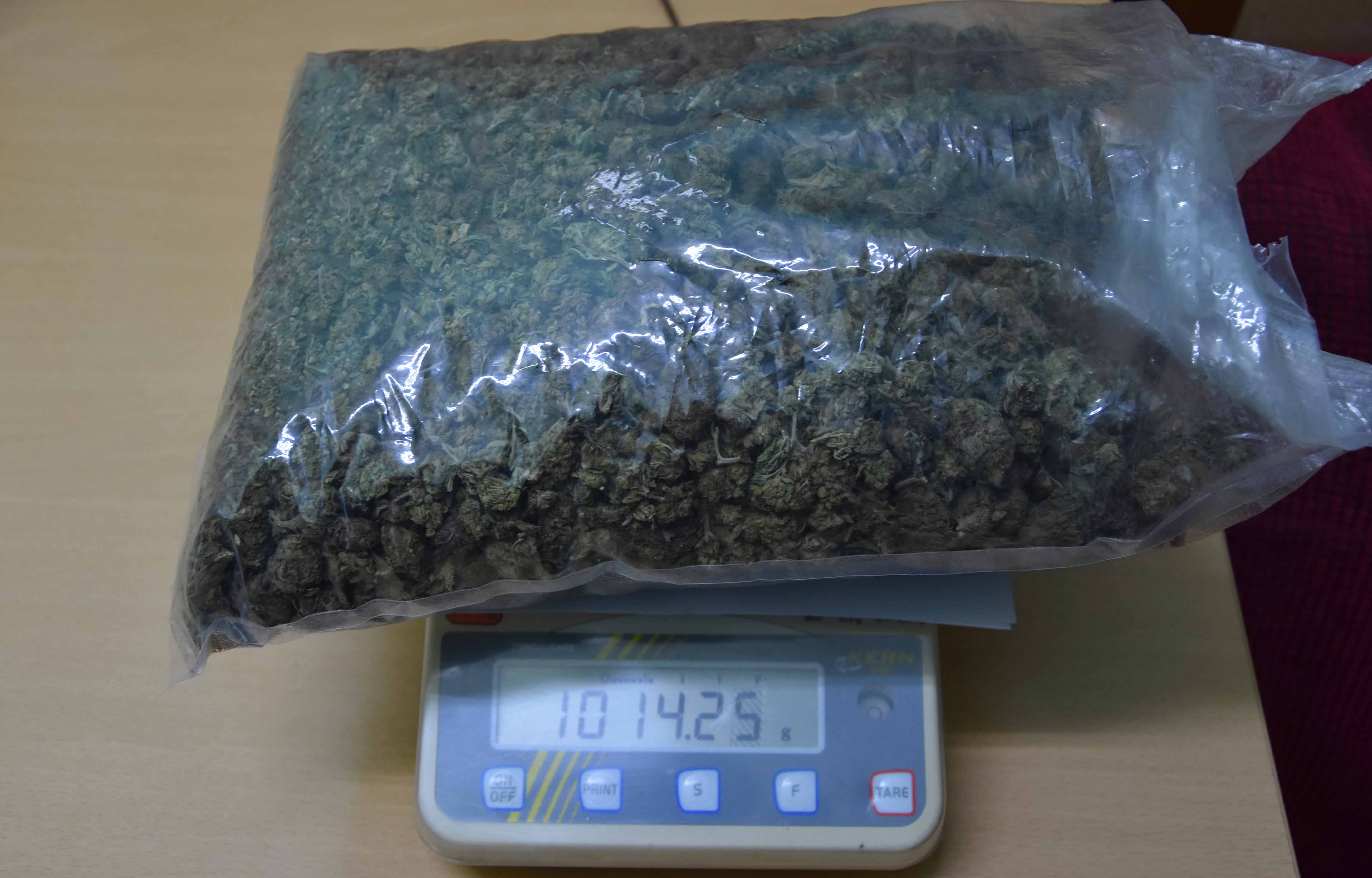 Zaplenjen kilogram marihuane