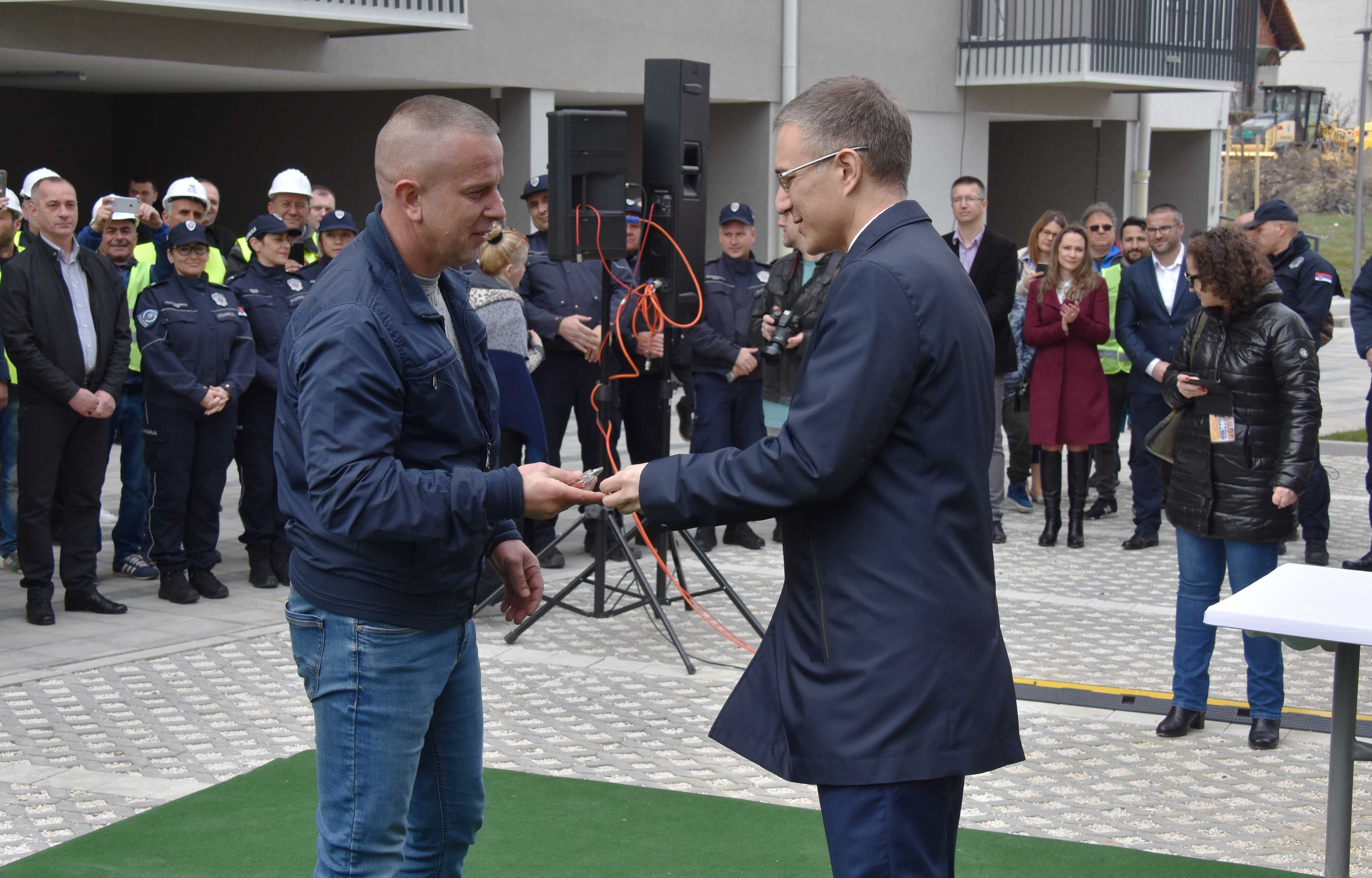 Ministar Stefanović uručio u Vranju klјučeve za 39 stanova pripadnicima snaga bezbednosti