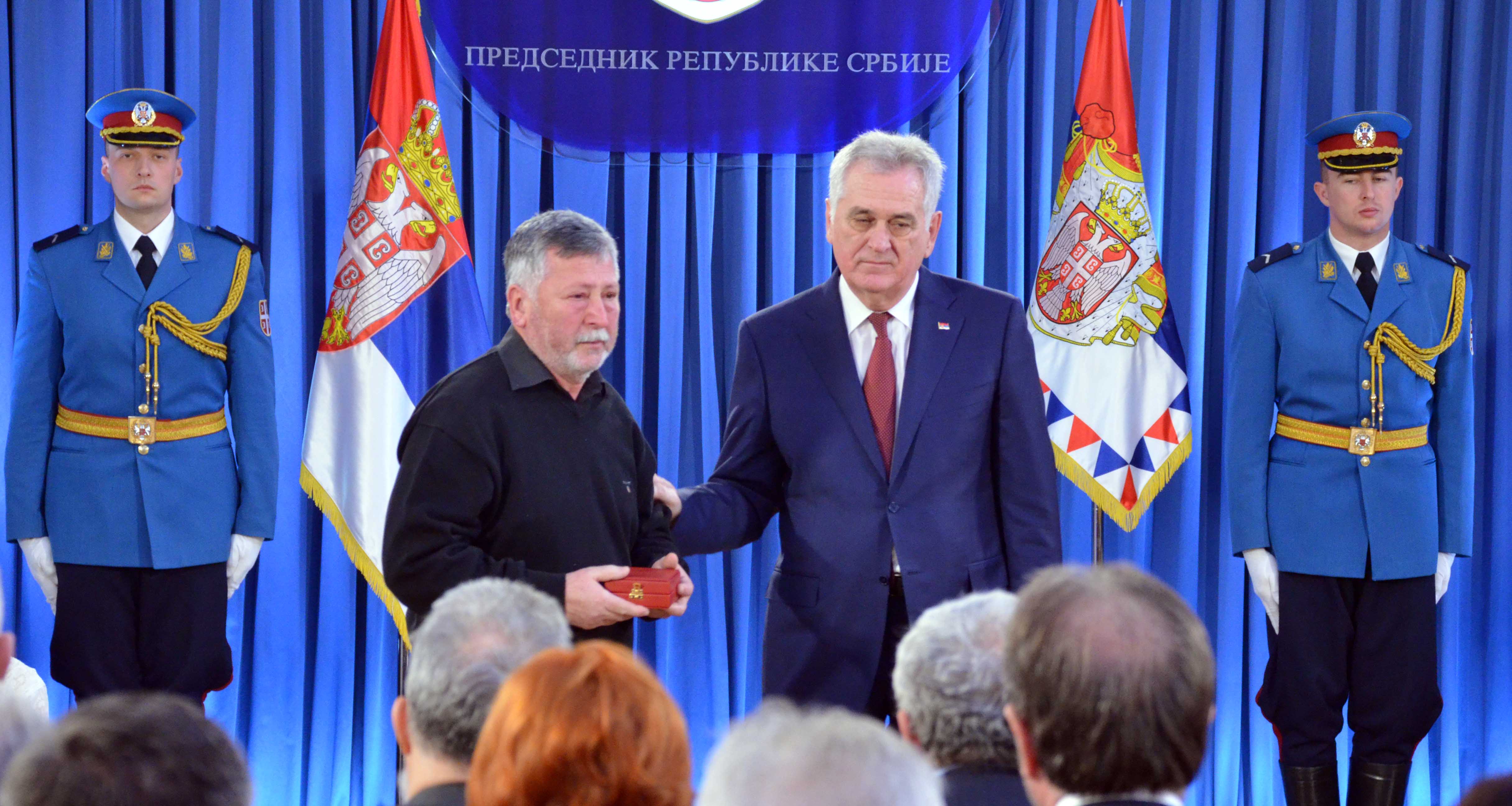 Predsednik Nikolić odlikovao zlatanom medaljom pripadnike Ministarstva unutrašnjih poslova