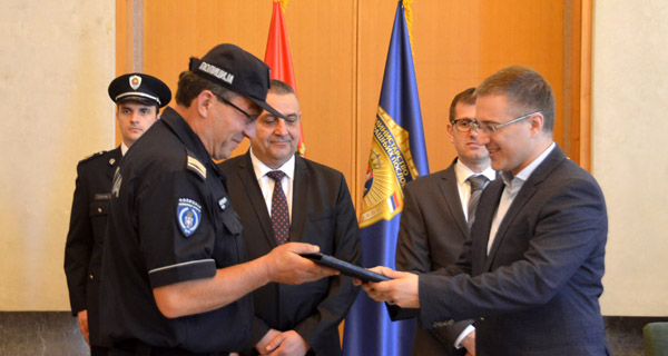 Министар наградио полицајца из Ниша