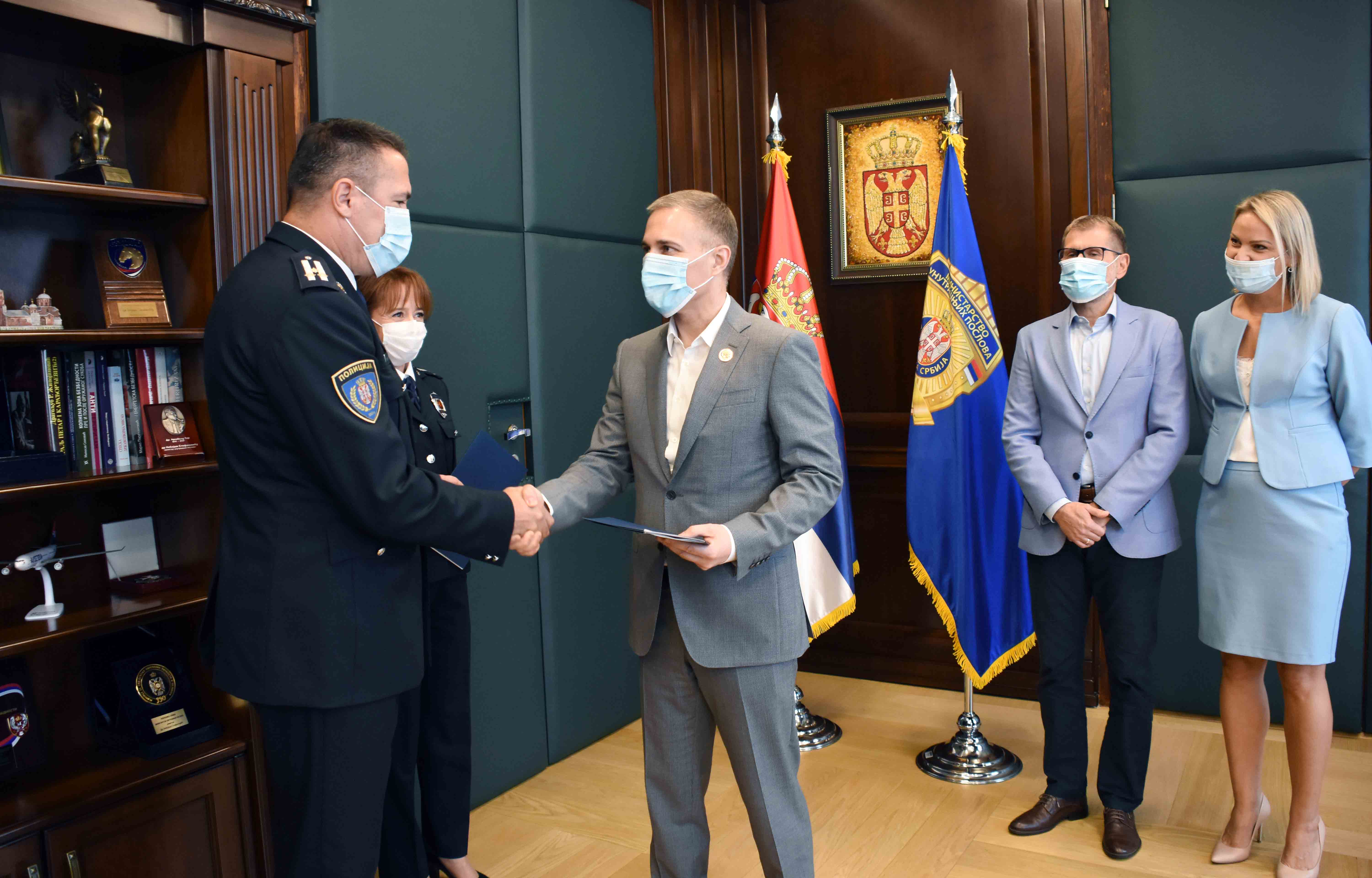 Ministar Stefanović uručio rešenja o unapređenju