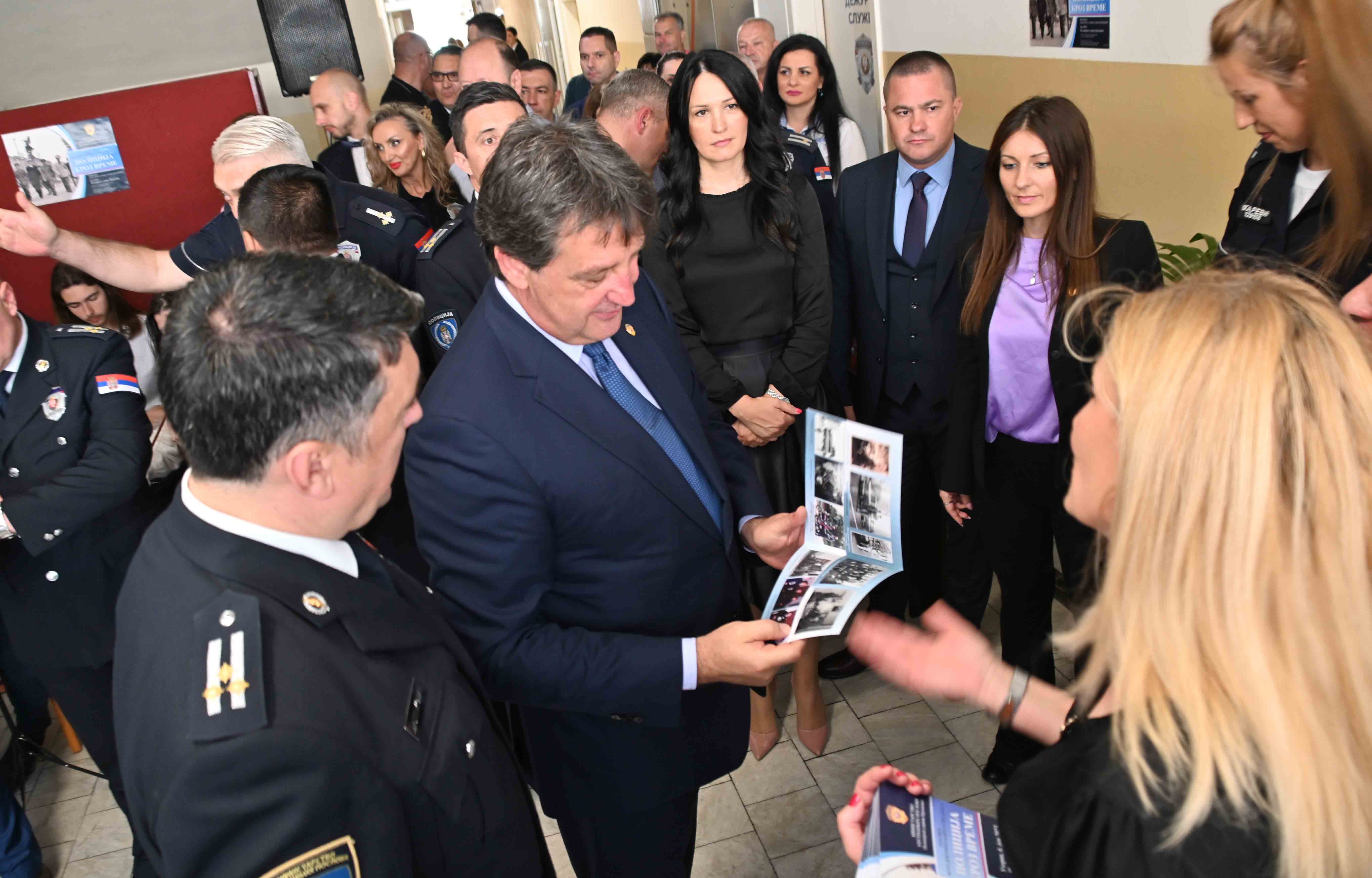 Министар Братислав Гашић отворио у седишту Полицијске управе у Крушевцу изложбу под називом „Полиција кроз време“