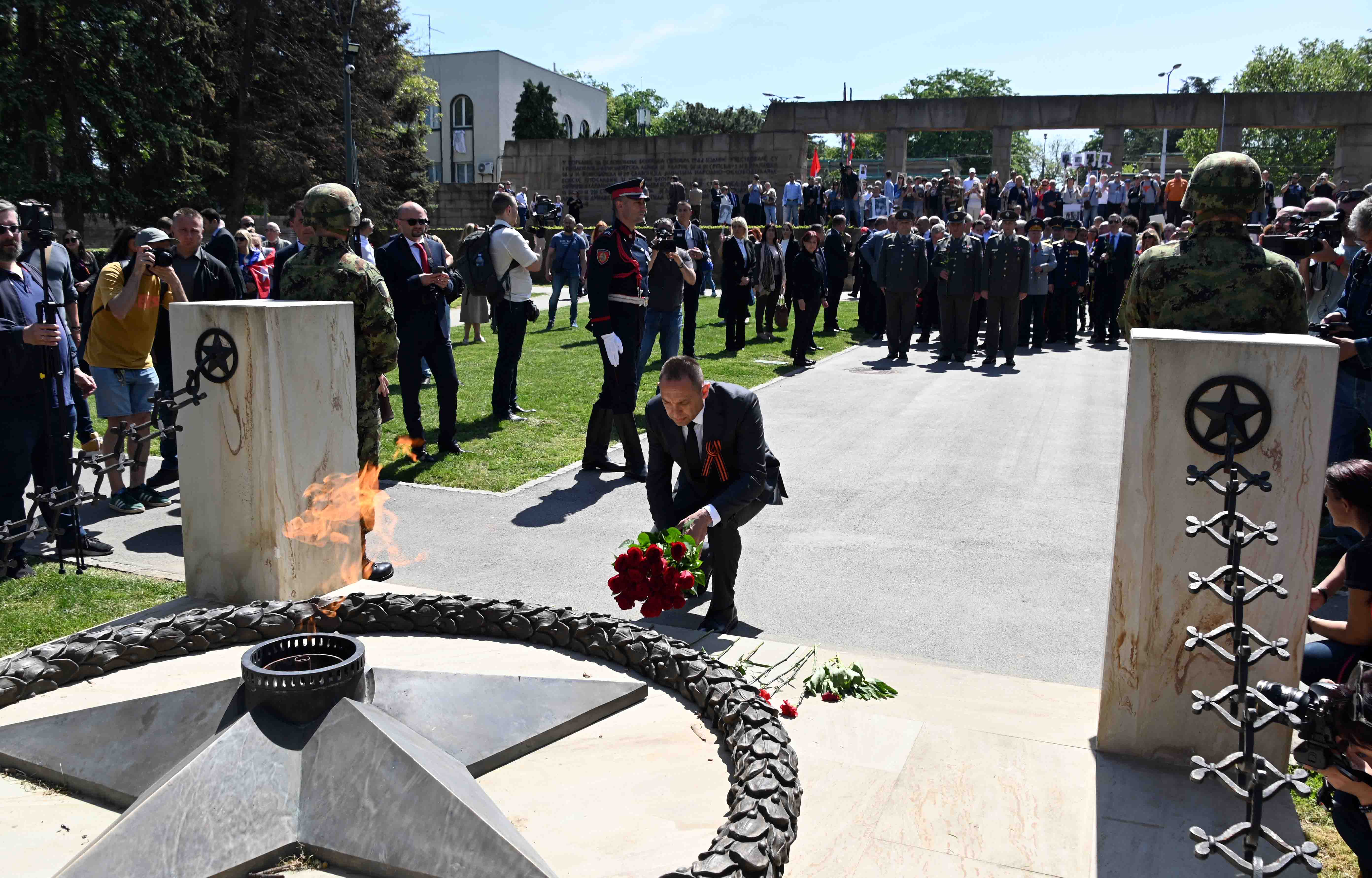 Ministar Vulin položio je vence na spomenik Crvenoarmejcu i na spomenik „Večnoj vatri“ na Groblјu oslobodilaca Beograda