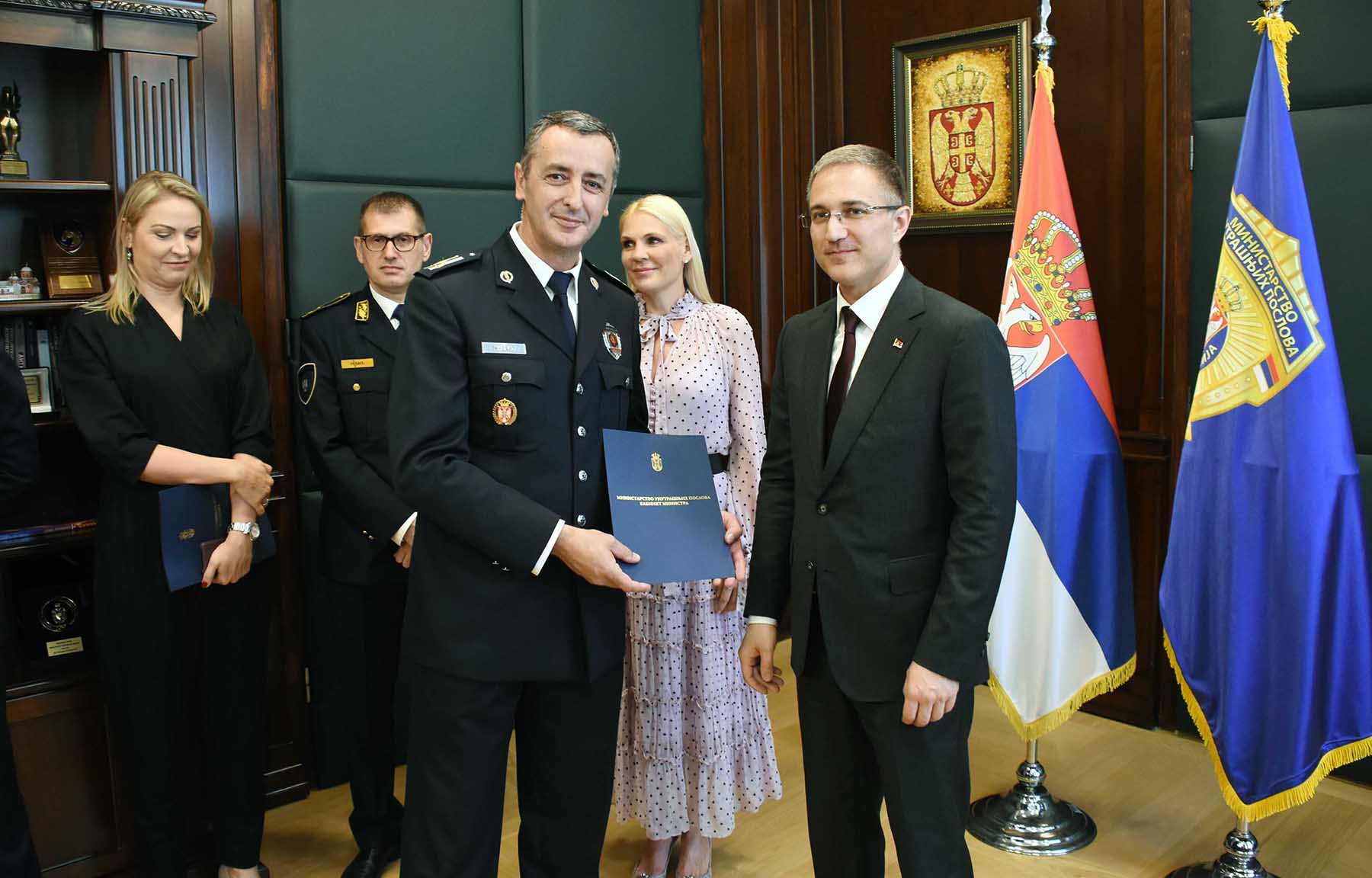 Министар Стефановић уручио решења о унапређењу у чин генерала полиције, као и плакете у знак захвалности за допринос раду МУП-а
