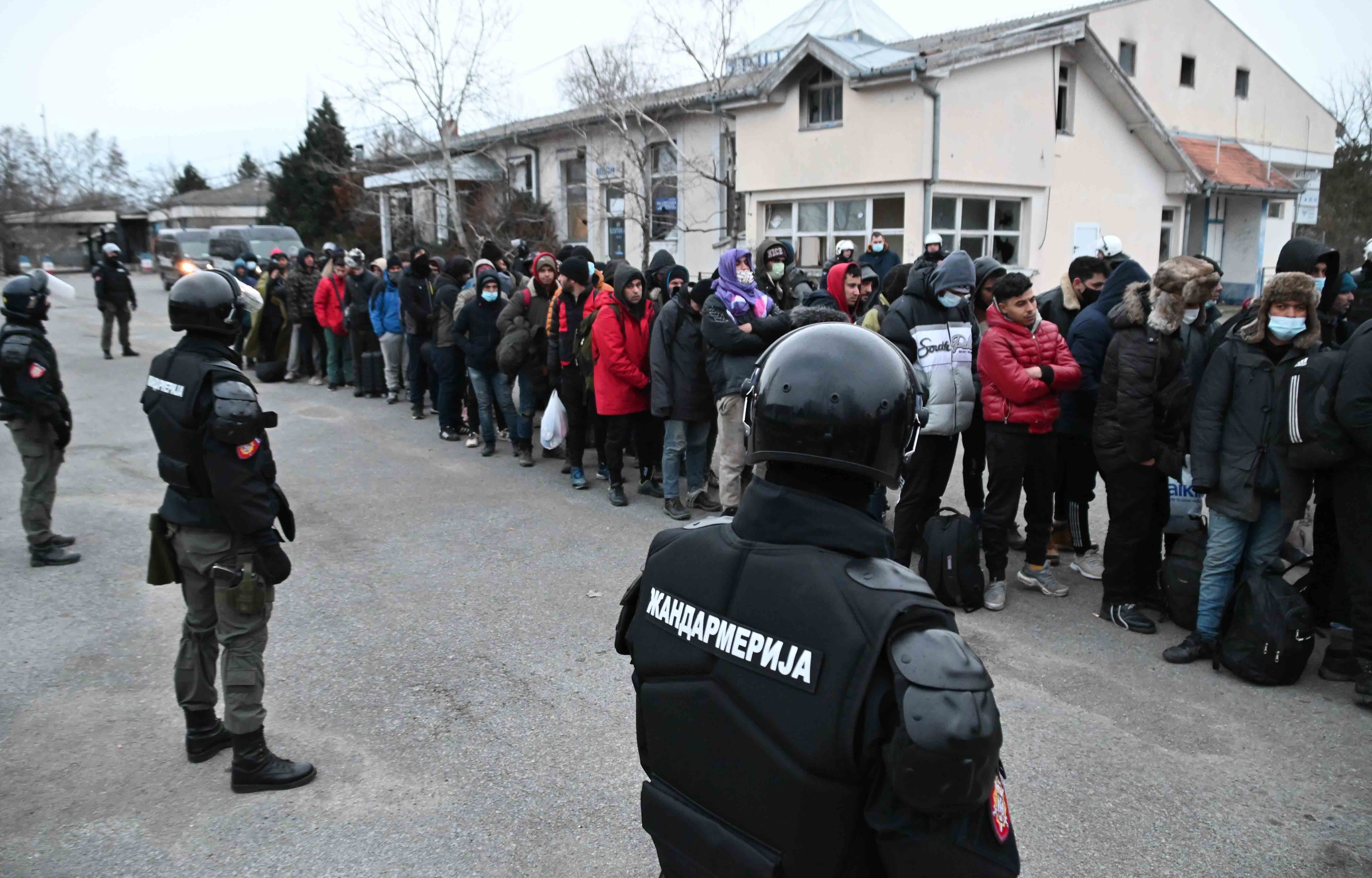 Министар Александар Вулин је поновио да Србија не може бити паркинг за мигранте