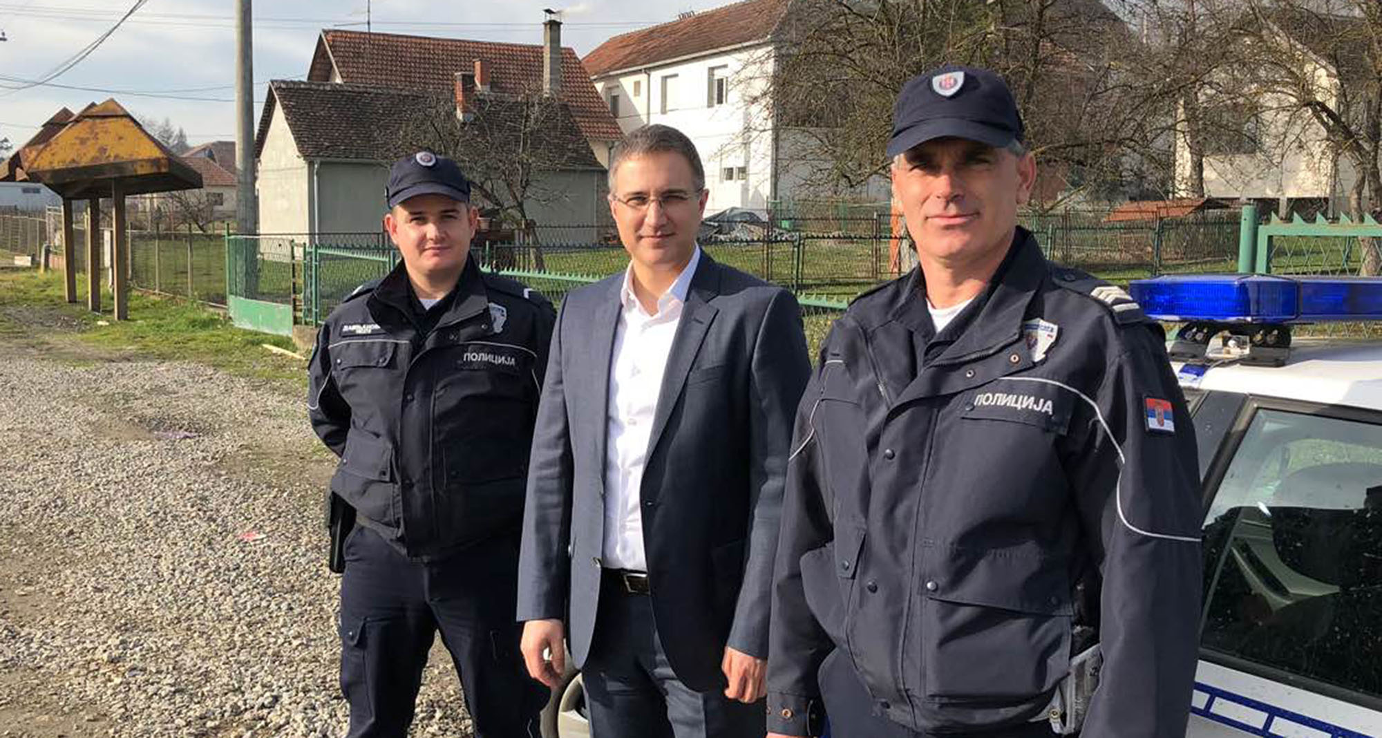 Ministar Stefanović obišao je jednu od patrola saobraćajne policije