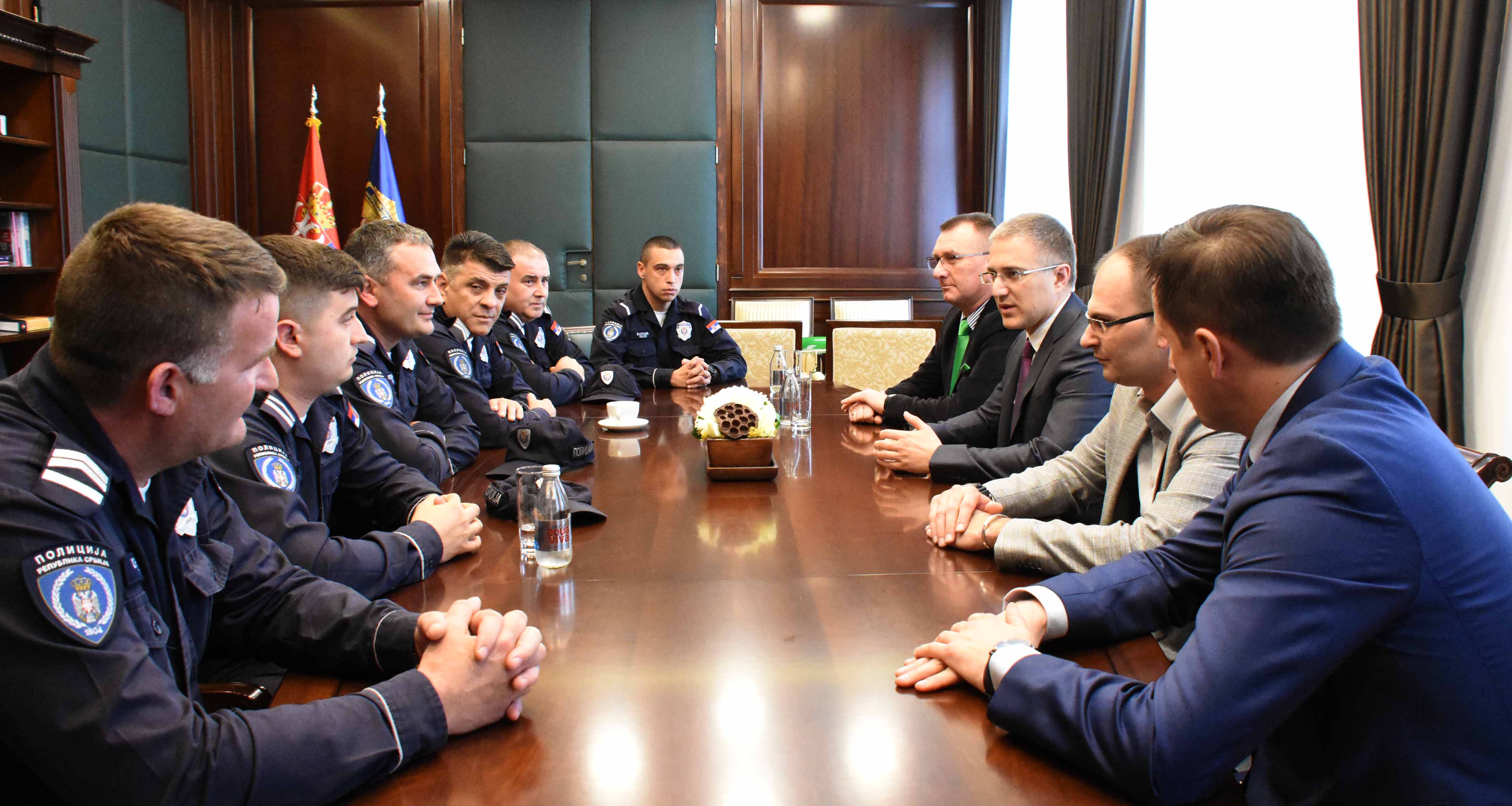 Ministar Stefanović nagradio hrabre policajce