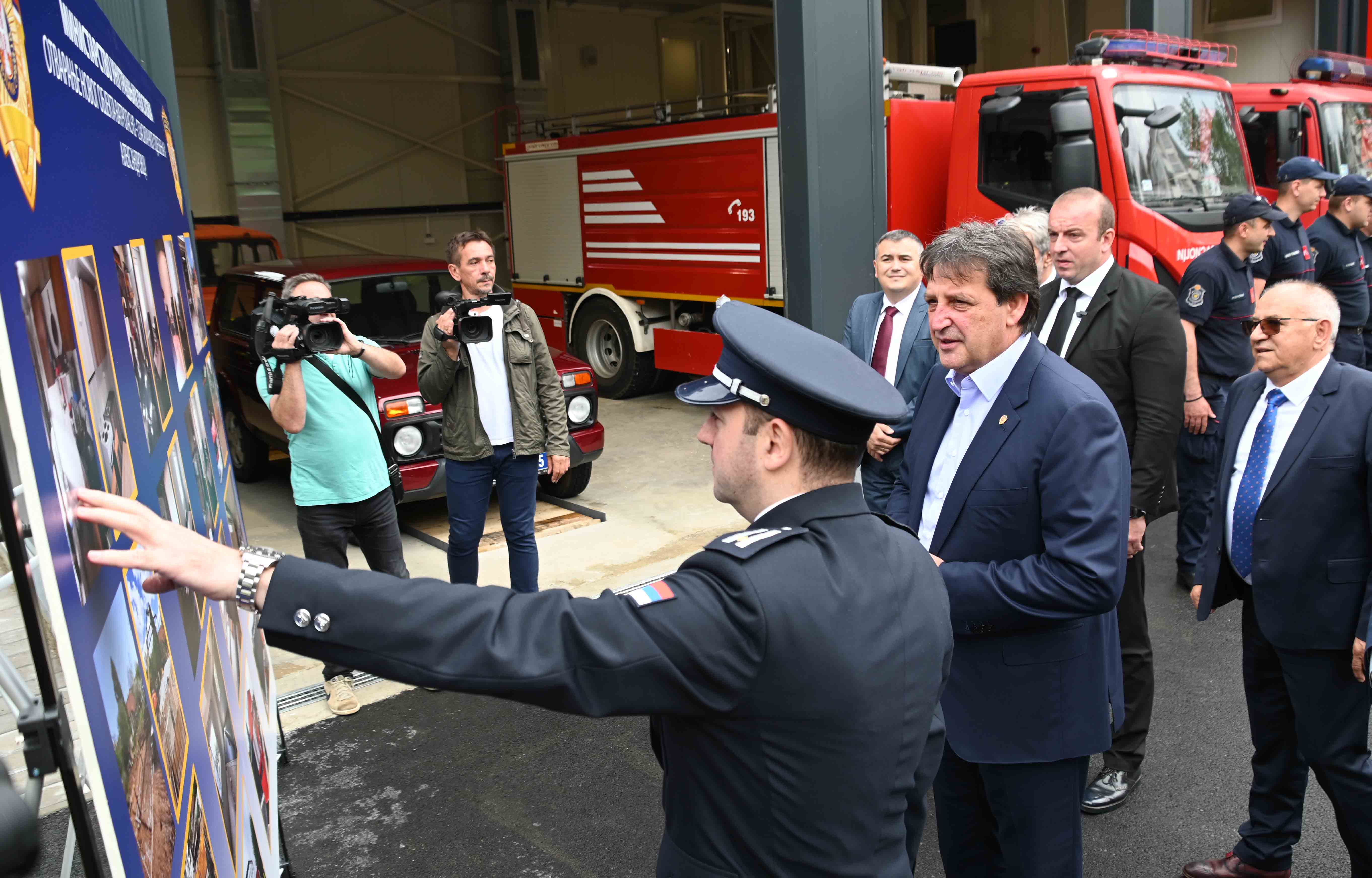Ministar unutrašnjih poslova Bratislav Gašić otvorio je danas novoizgrađeni objekat Vatrogasno-spasilačkog odelјenja u Aleksandrovcu