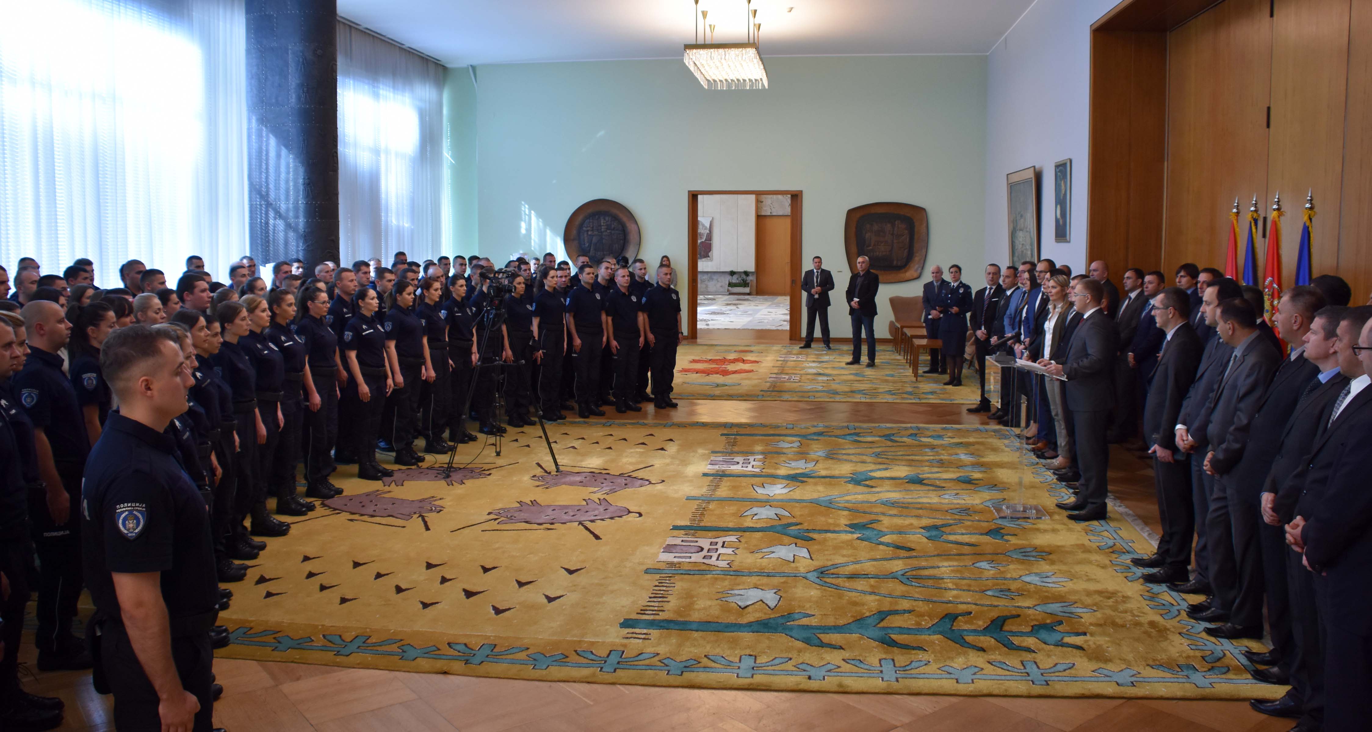 Министар Стефановић уручио решења за пријем у радни однос 150  дипломаца Криминалистичко-полицијске академије